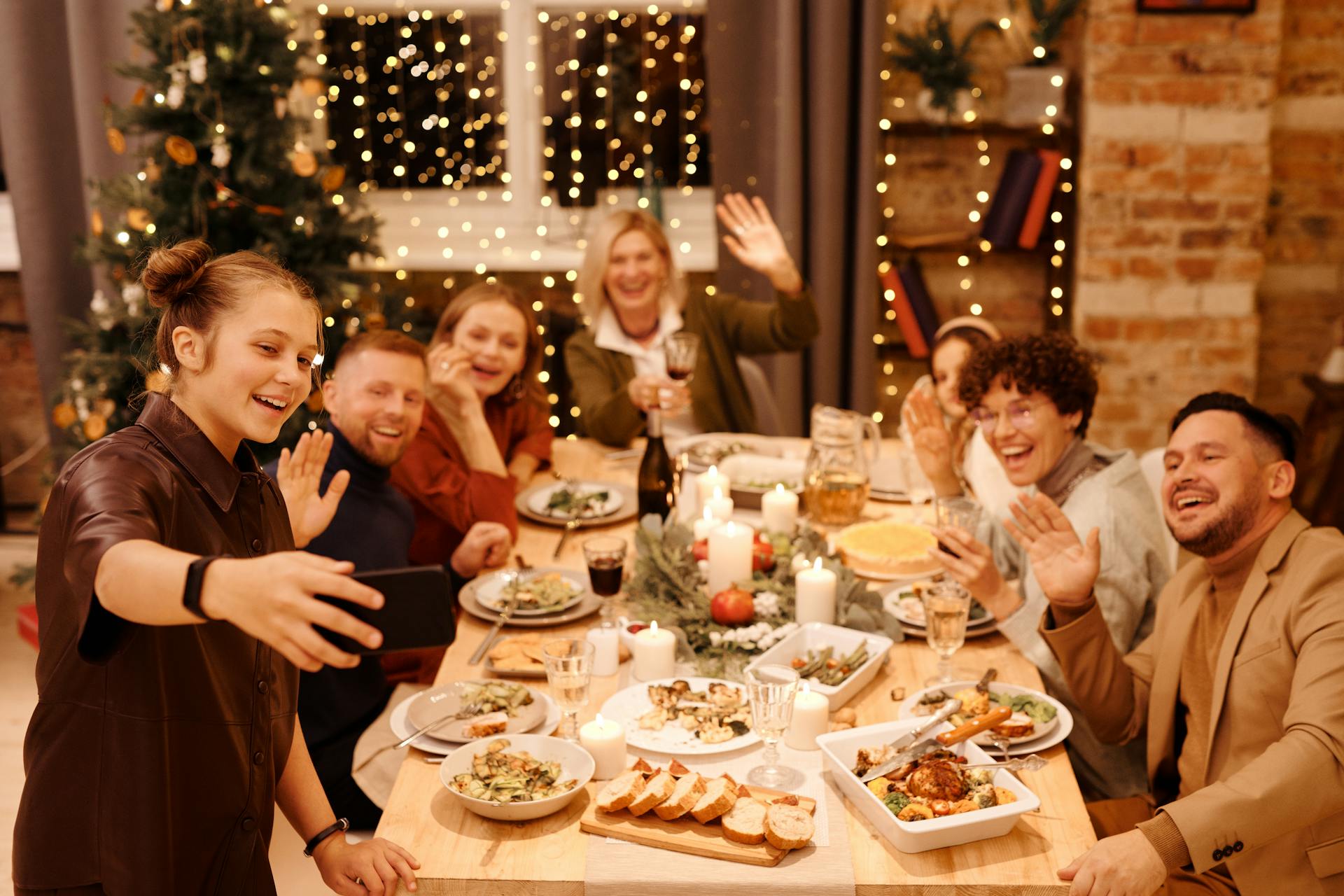 Eine fröhliche Familie bei einem festlichen Abendessen | Quelle: Pexels