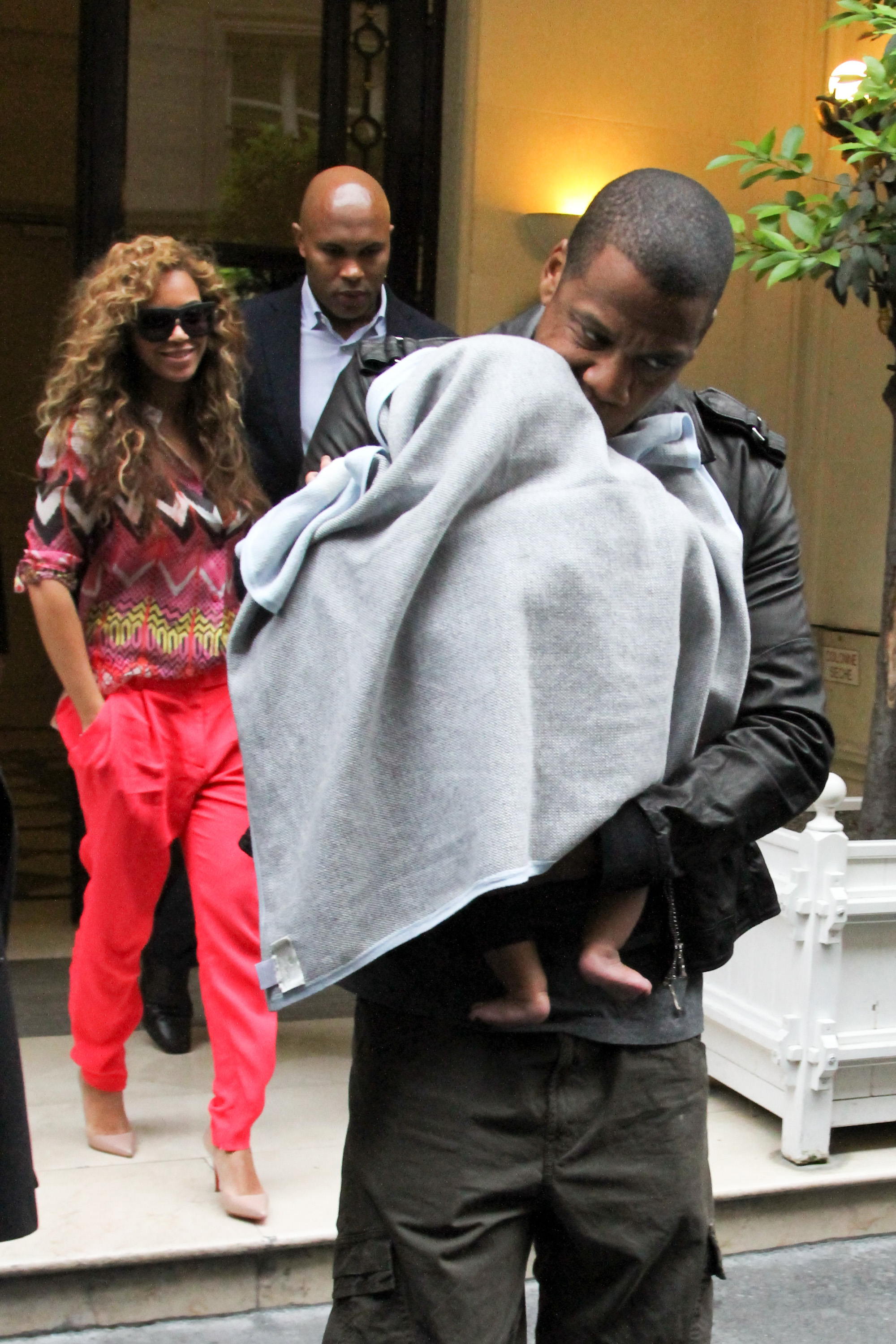 Beyonce, Jay Z und ihr Baby Blue Ivy Carter, gesehen am 4. Juni 2012 in Paris, Frankreich | Quelle: Getty Images
