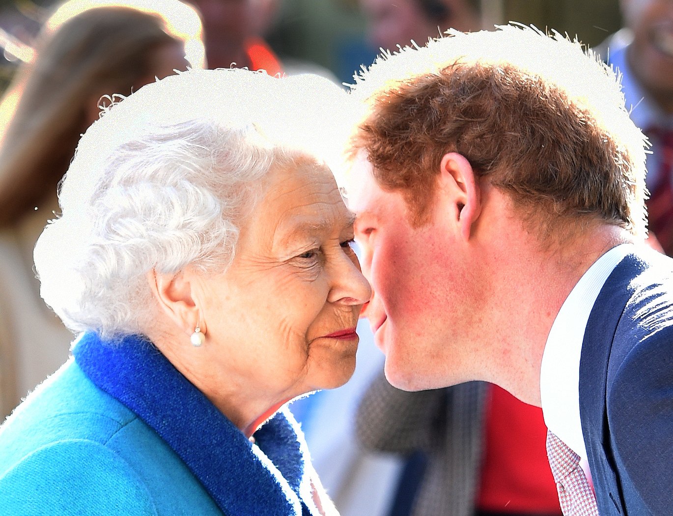 Königin Elizabeth II. und Prinz Harry nehmen am 18. Mai 2015 an der jährlichen "Chelsea Flower Show" im Royal Hospital Chelsea in London, England, teil. | Quelle: Getty Images