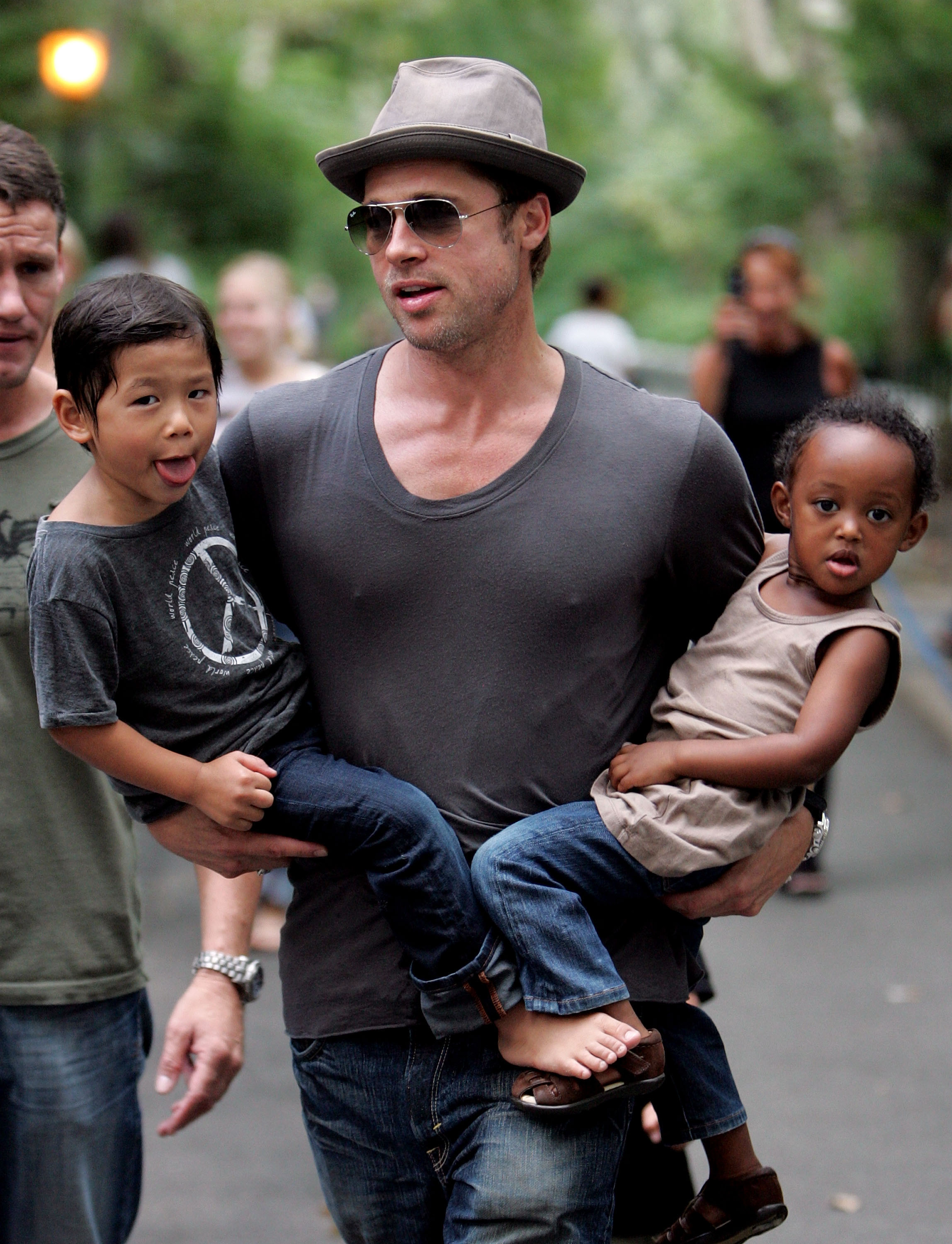 Brad Pitt besucht mit seinen Kindern Zahara Jolie-Pitt, Pax Jolie-Pitt und Maddox Jolie-Pitt einen Spielplatz in New York City am 26. August 2007 | Quelle: Getty Images