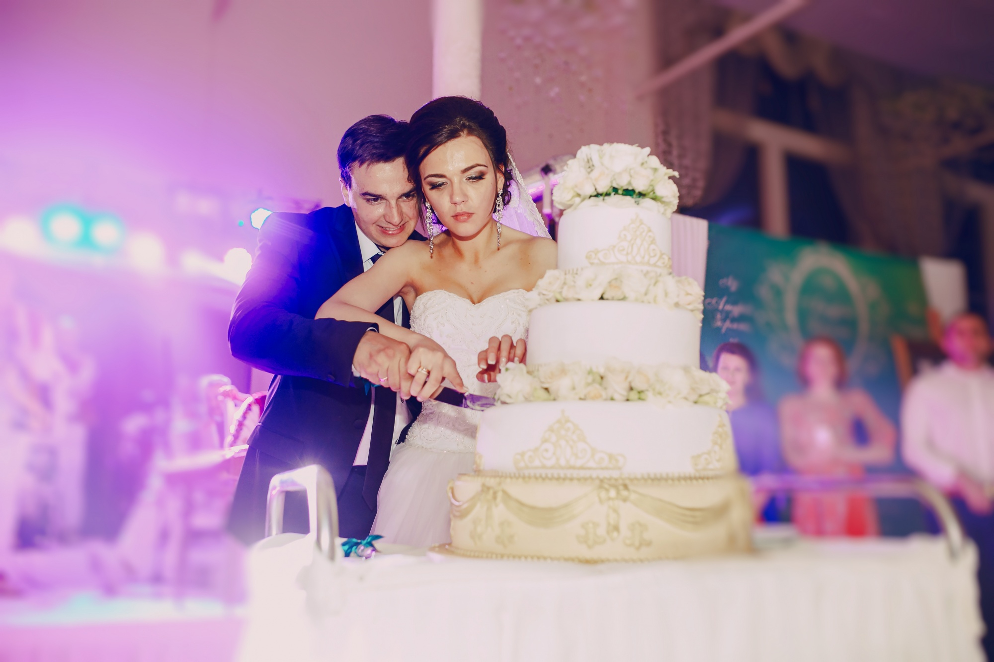 Braut und Bräutigam schneiden ihre Hochzeitstorte an | Quelle: freepik