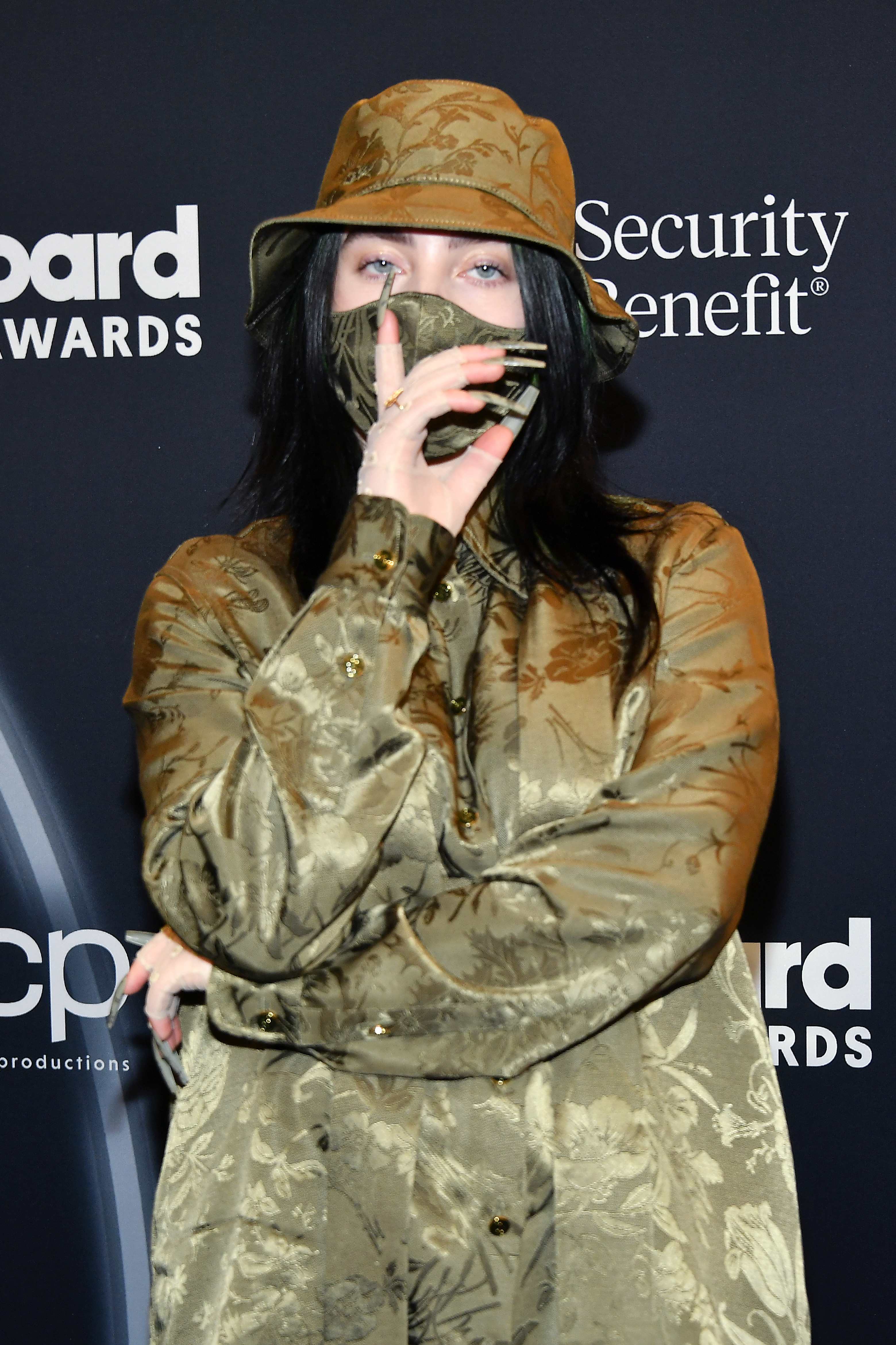 Billie Eilish posiert hinter der Bühne bei den Billboard Music Awards, die am 14. Oktober 2020 in Los Angeles, Kalifornien, übertragen werden. | Quelle: Getty Images