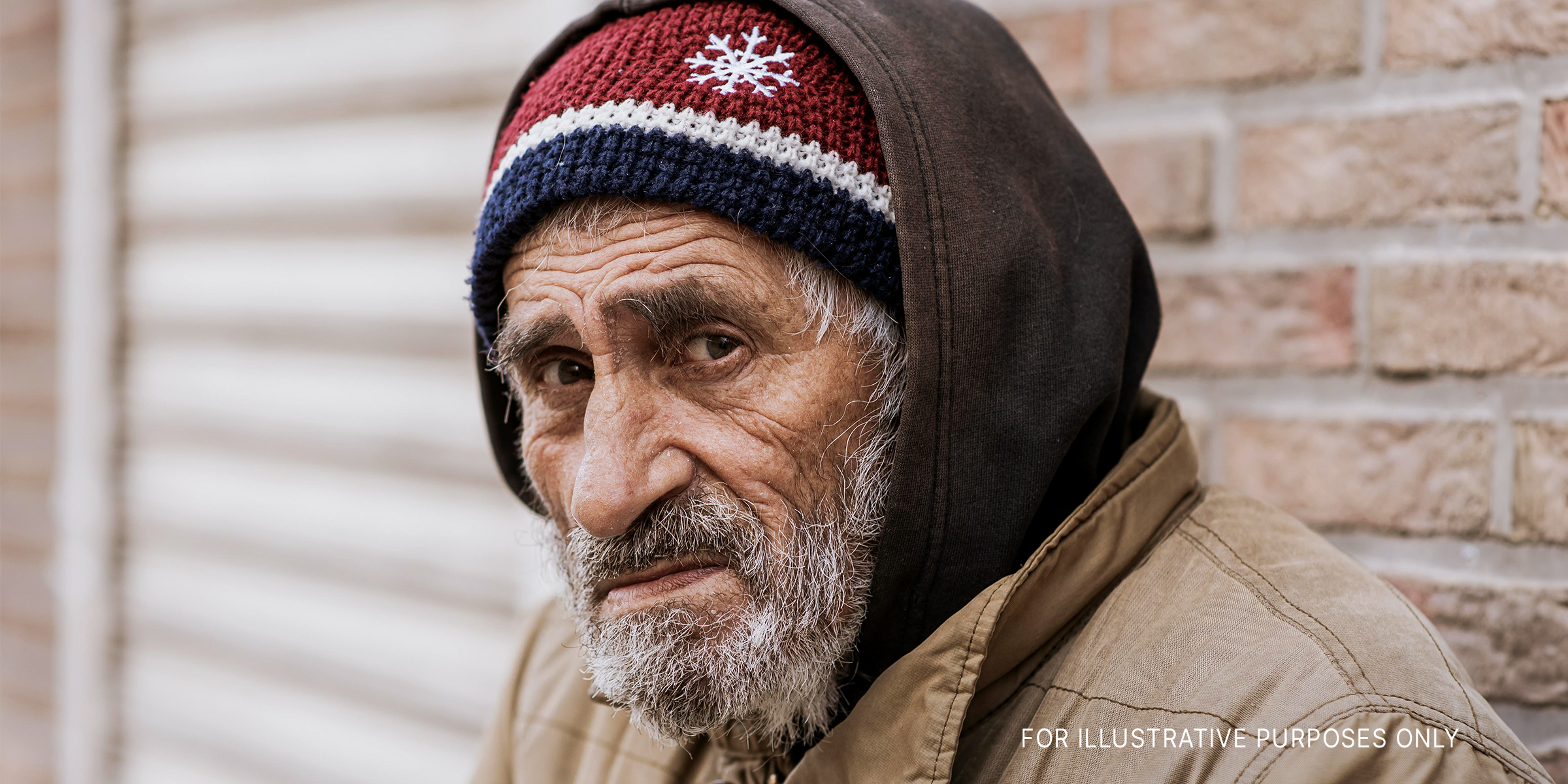 Alter obdachloser Mann mit Bart | Quelle: Freepik
