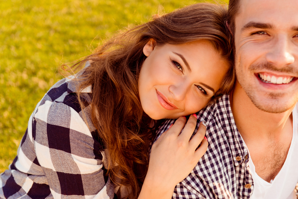 Ein glückliches Paar | Quelle: Shutterstock