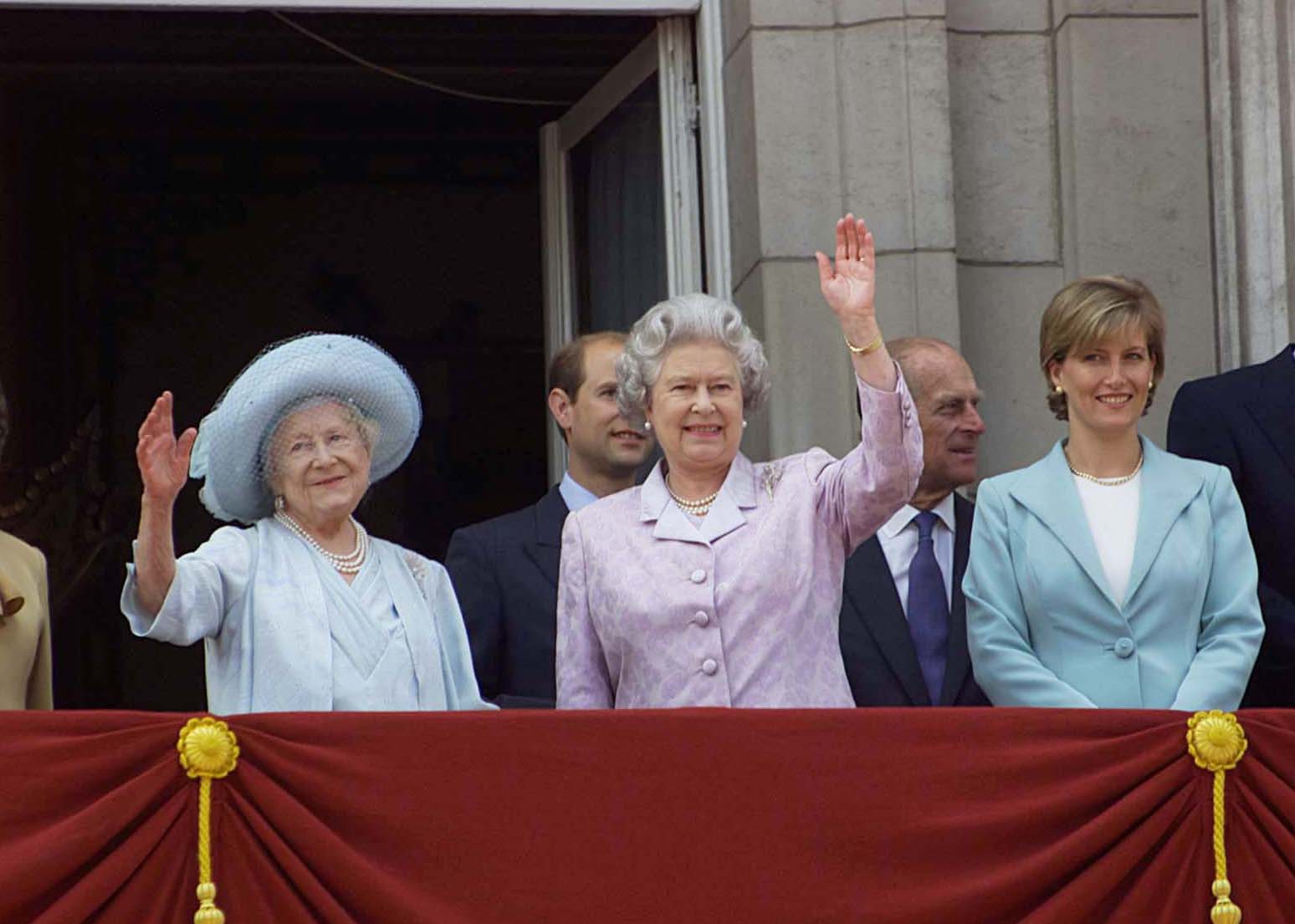 Großbritanniens Königinmutter (L, blauer Hut und blaues Kleid) feiert ihren 100. Geburtstag mit ihrer Tochter Königin Elizabeth II (C, in lavendelfarben), Prinz Edward (C, verdeckt) mit Ehefrau Sophie, Gräfin von Wessex (R) in Grün und Prinz Philip (2R) im Buckingham Palace. 4. August 2000 | Quelle: Getty Images 