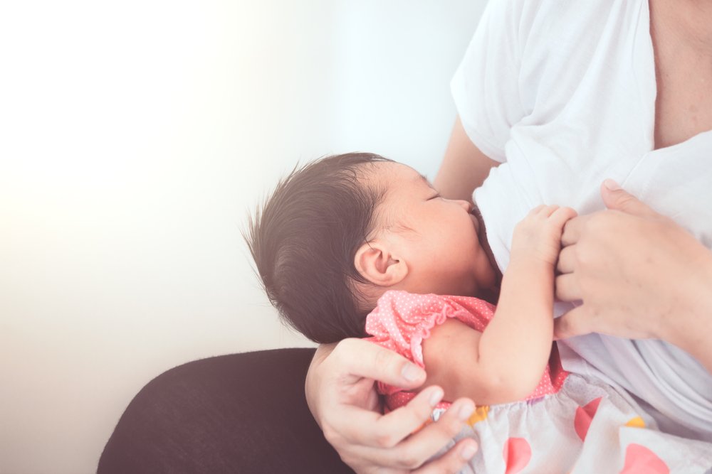 Mutter stillt Baby | Quelle: Shutterstock