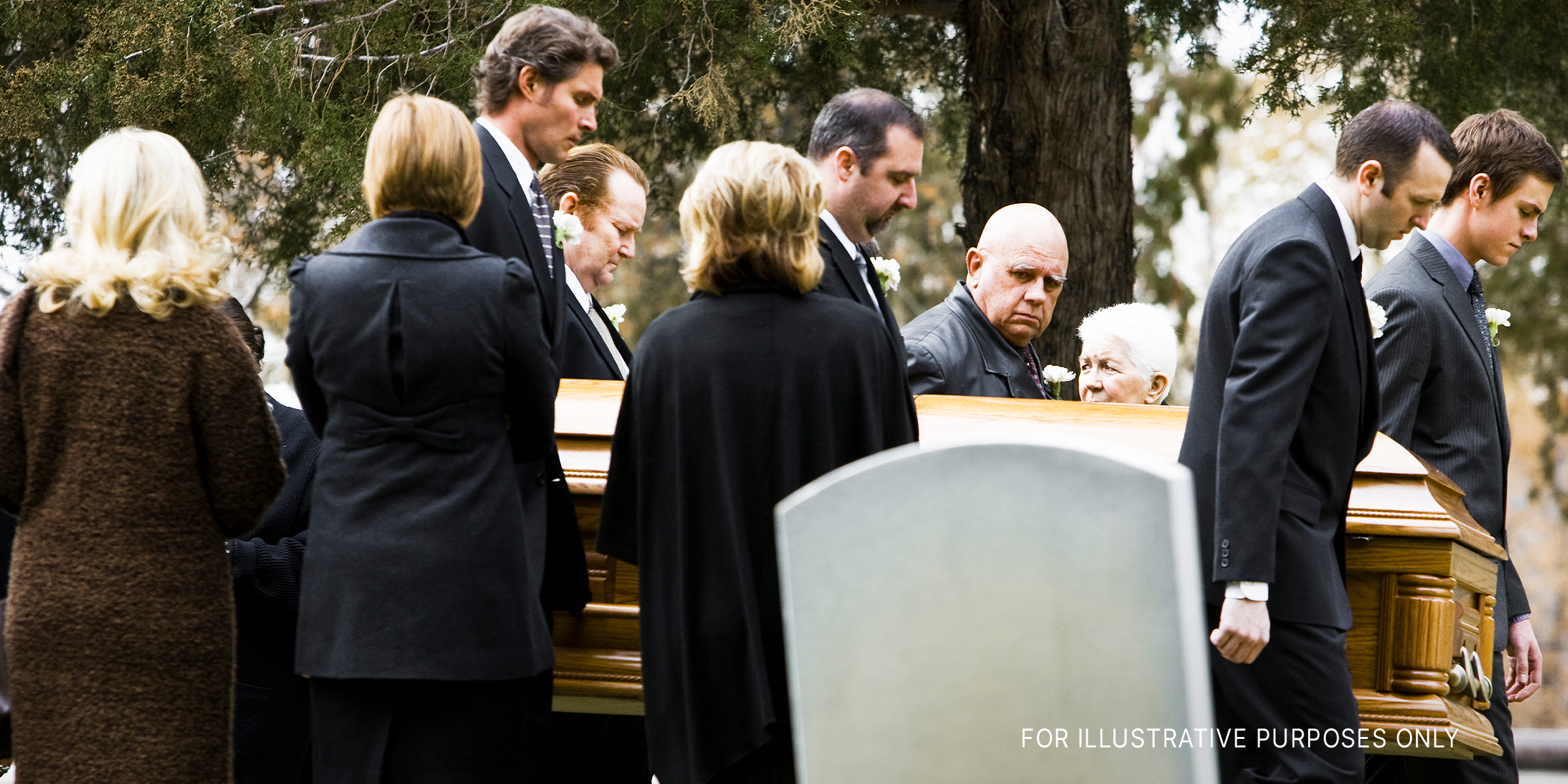 Menschen bei einer Beerdigung | Quelle: Getty Images
