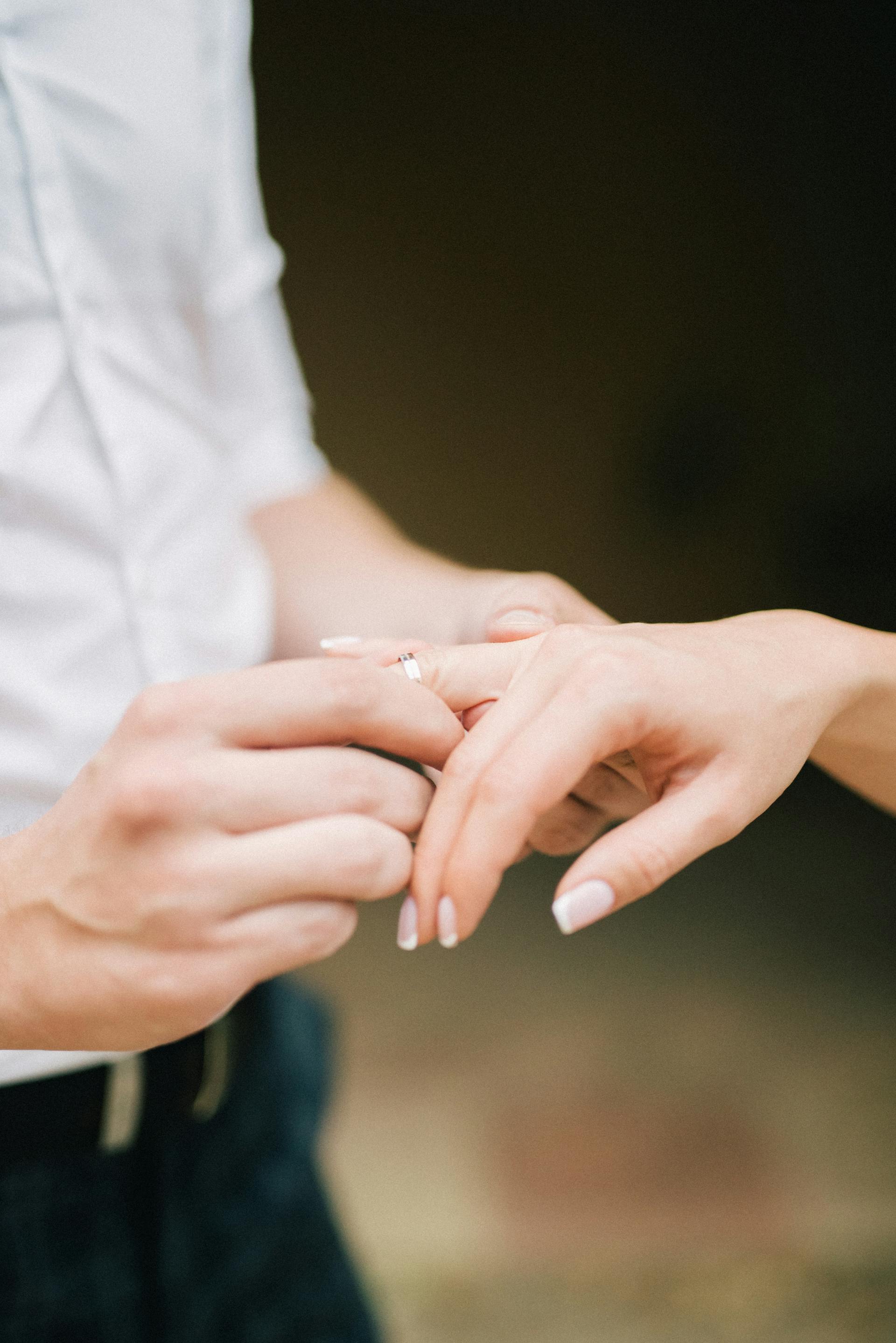 Ein Mann steckt einer Frau einen Ring an den Finger | Quelle: Pexels