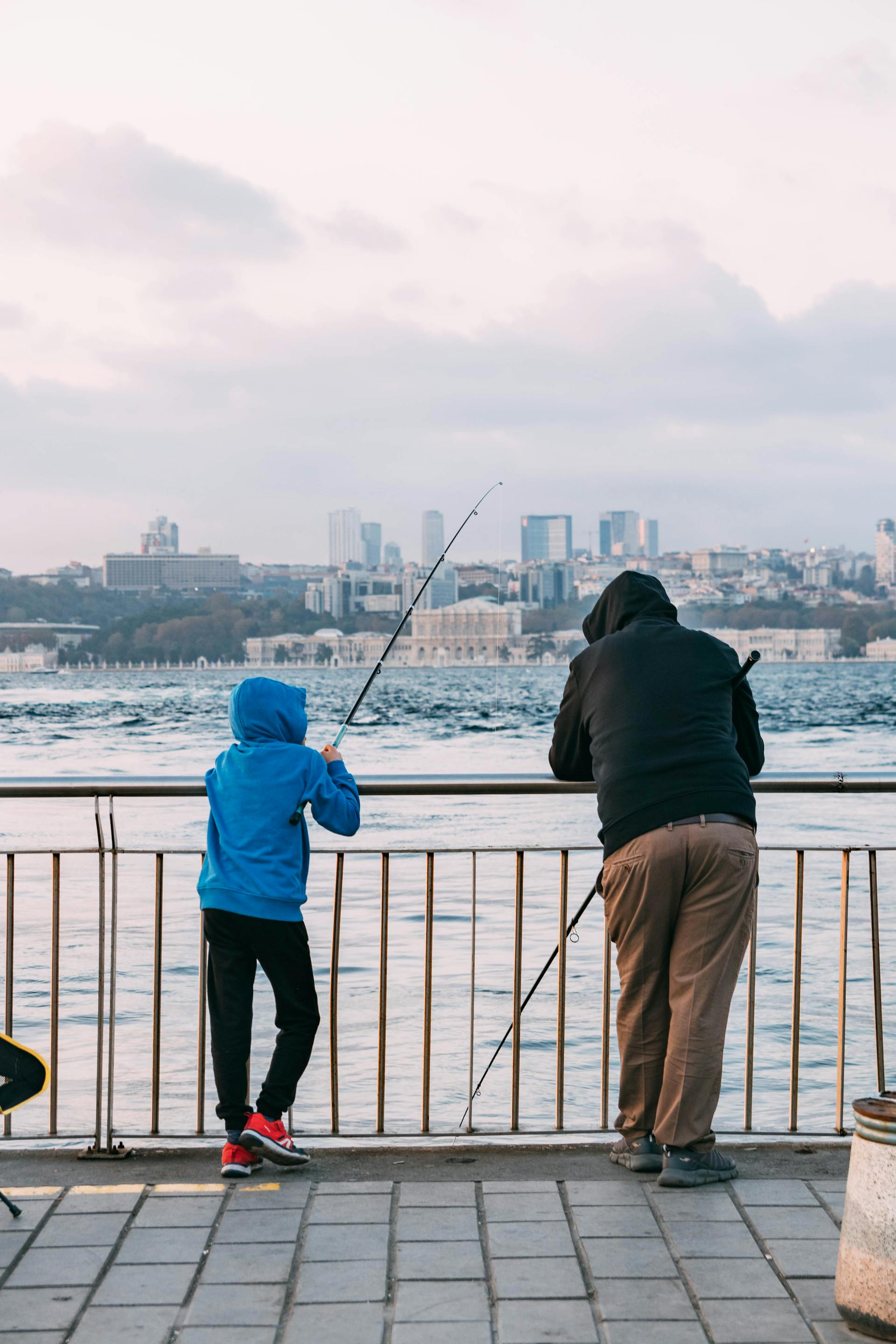 Ein Mann beim Angeln mit seinem Sohn | Quelle: Pexels