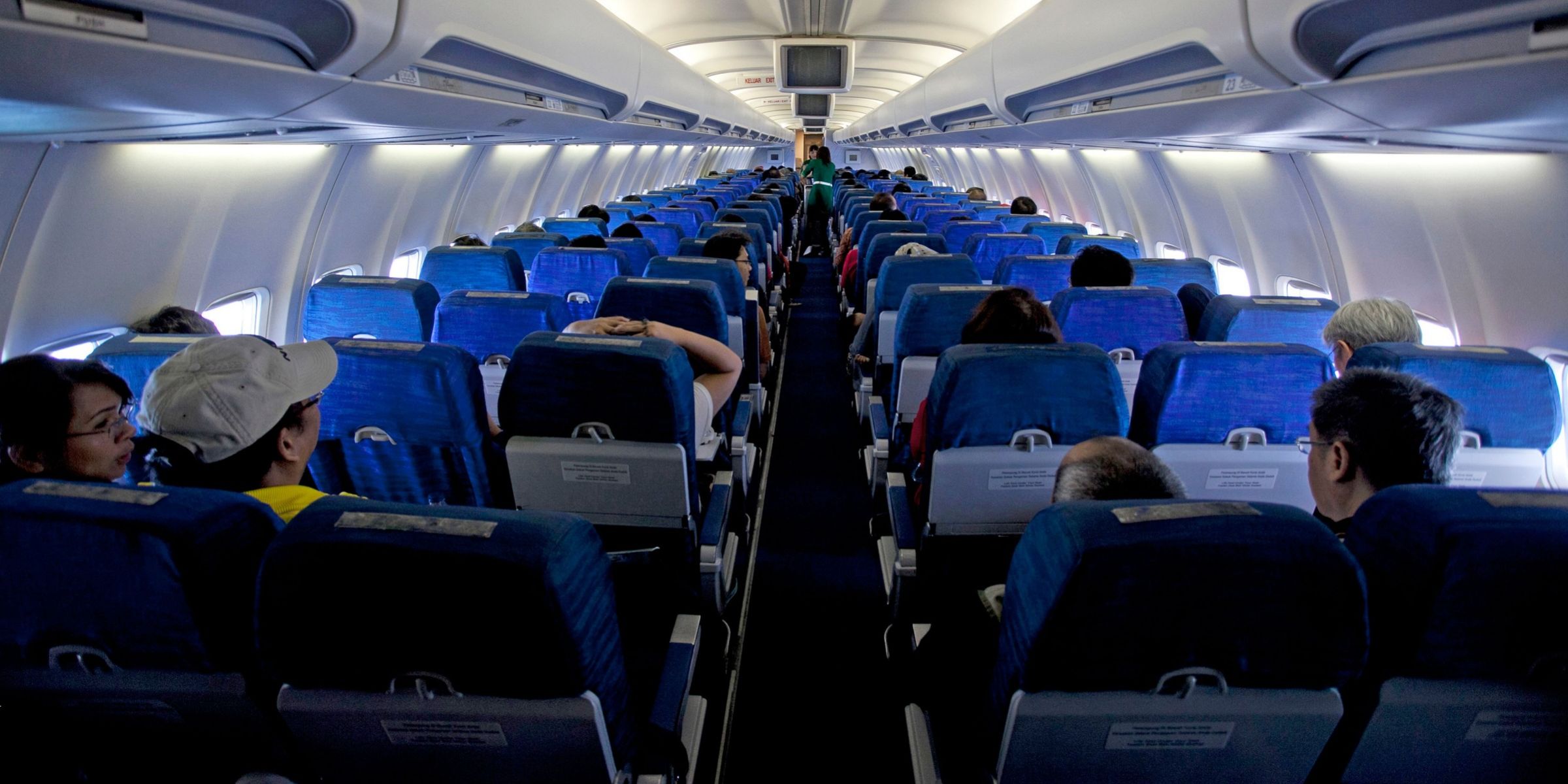 Eine Luftaufnahme von Passagieren in der Kabine eines Flugzeugs | Quelle: Pexels