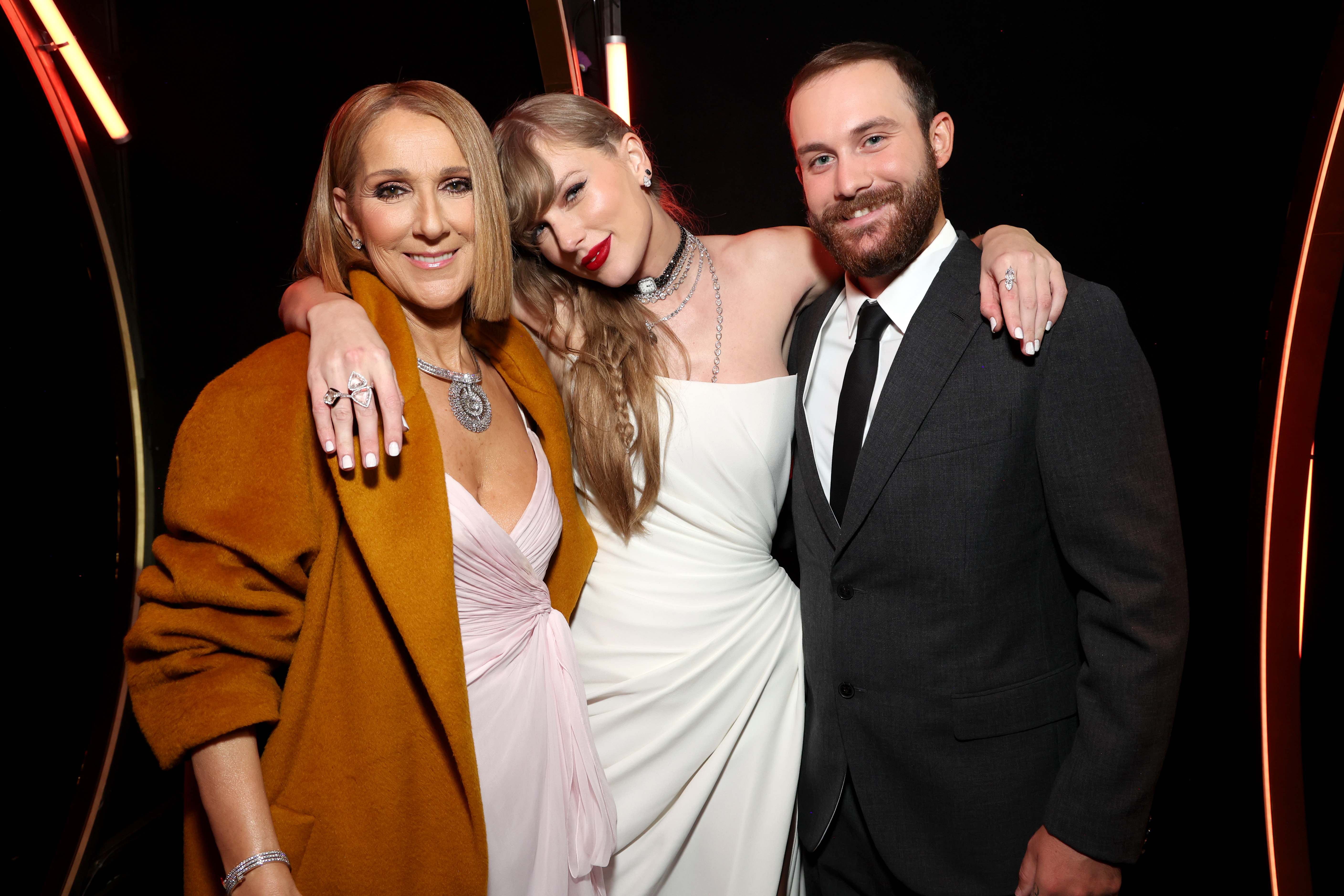 Celine Dion, Taylor Swift und Rene-Charles Angelil während der 66. Grammy Awards am 4. Februar 2024 in Los Angeles, Kalifornien. | Quelle: Getty Images