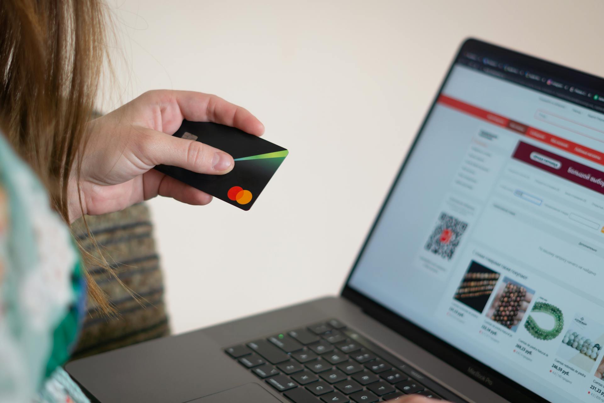 Eine Frau benutzt ihre Bankkarte | Quelle: Pexels
