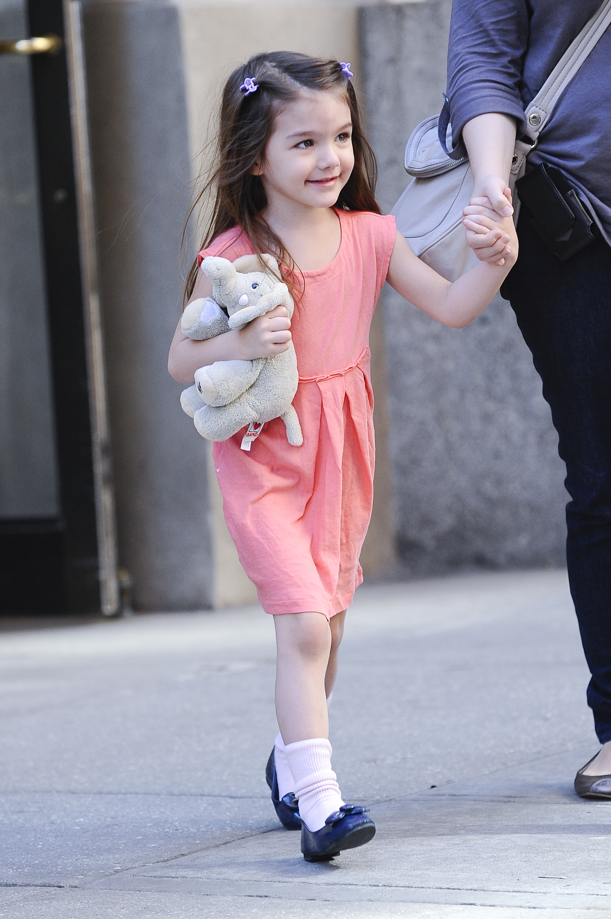 Suri Cruise verlässt ihre Wohnung in Greenwich Village am 12. April 2010 in New York City. | Quelle: Getty Images