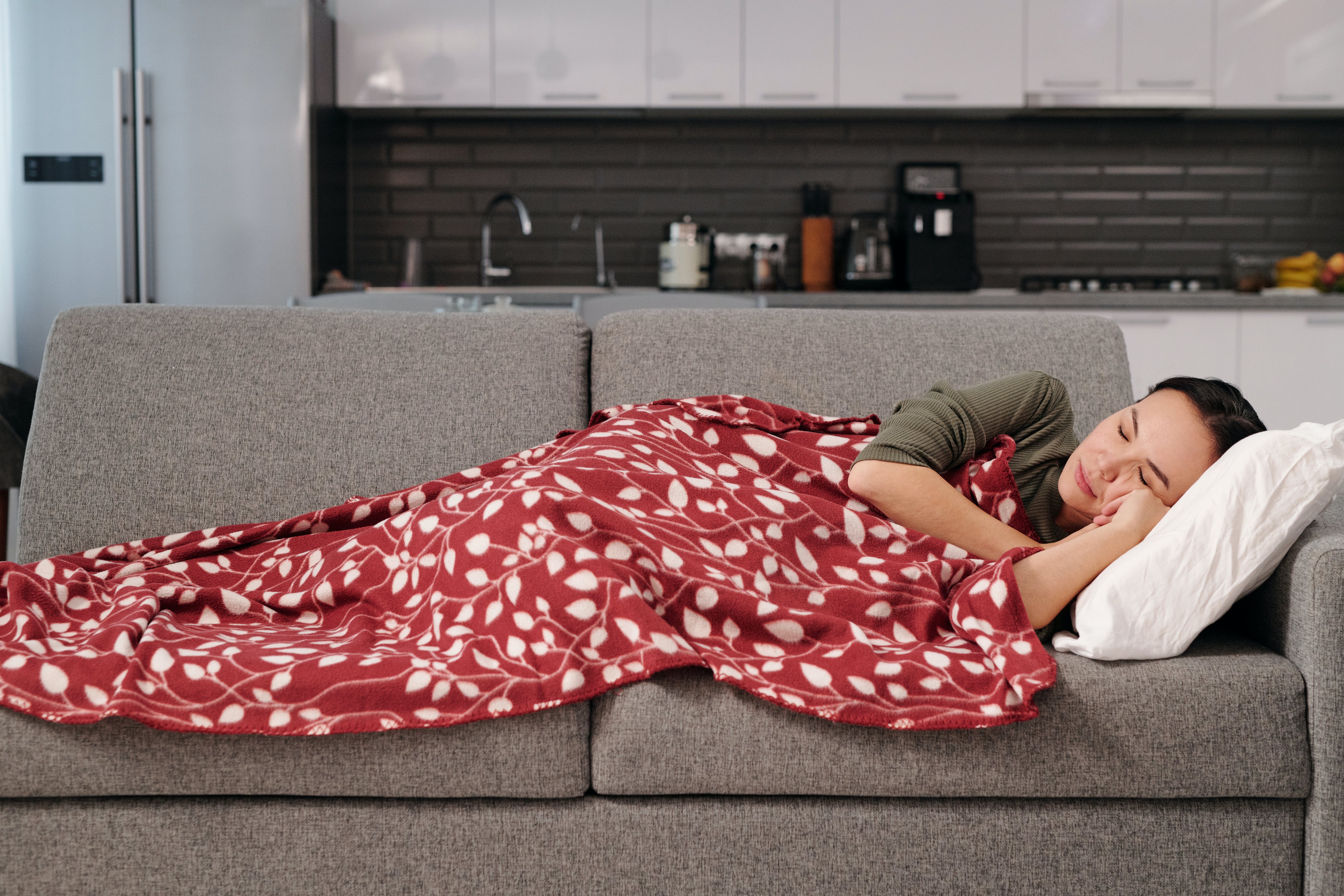 Schlafende Frau auf der Couch | Quelle: Pexels