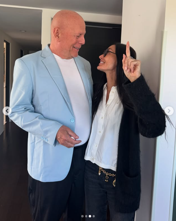 Bruce Willis und Demi Moore lächeln sich in ihrem Haus an, gepostet am 19. März 2025 | Quelle: Instagram/demimoore