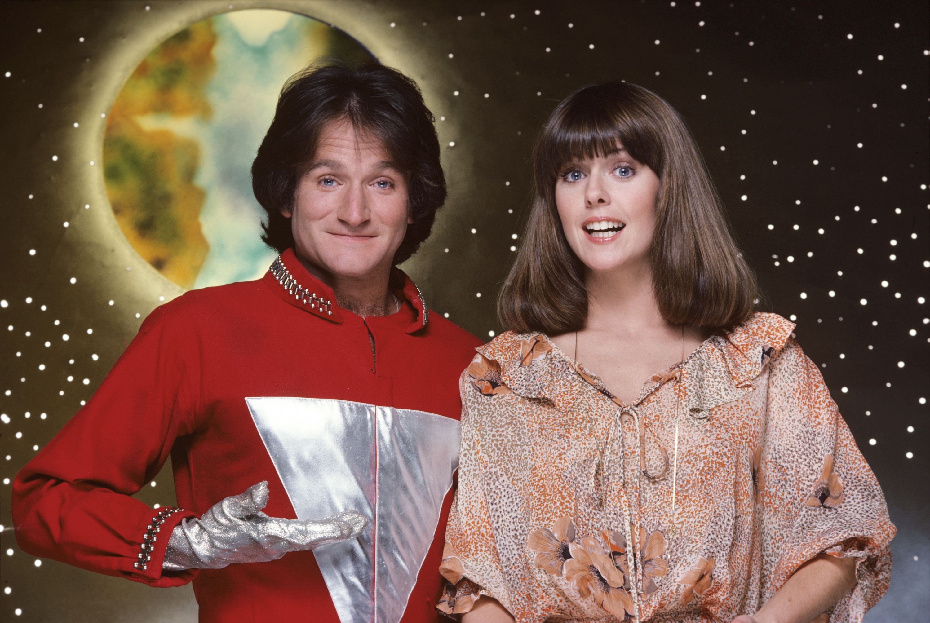 Robin Williams und Pam Dawber als ihre Figuren in der ersten Staffel von "Mork &amp; Mindy" im Jahr 1978 | Quelle: Getty Images