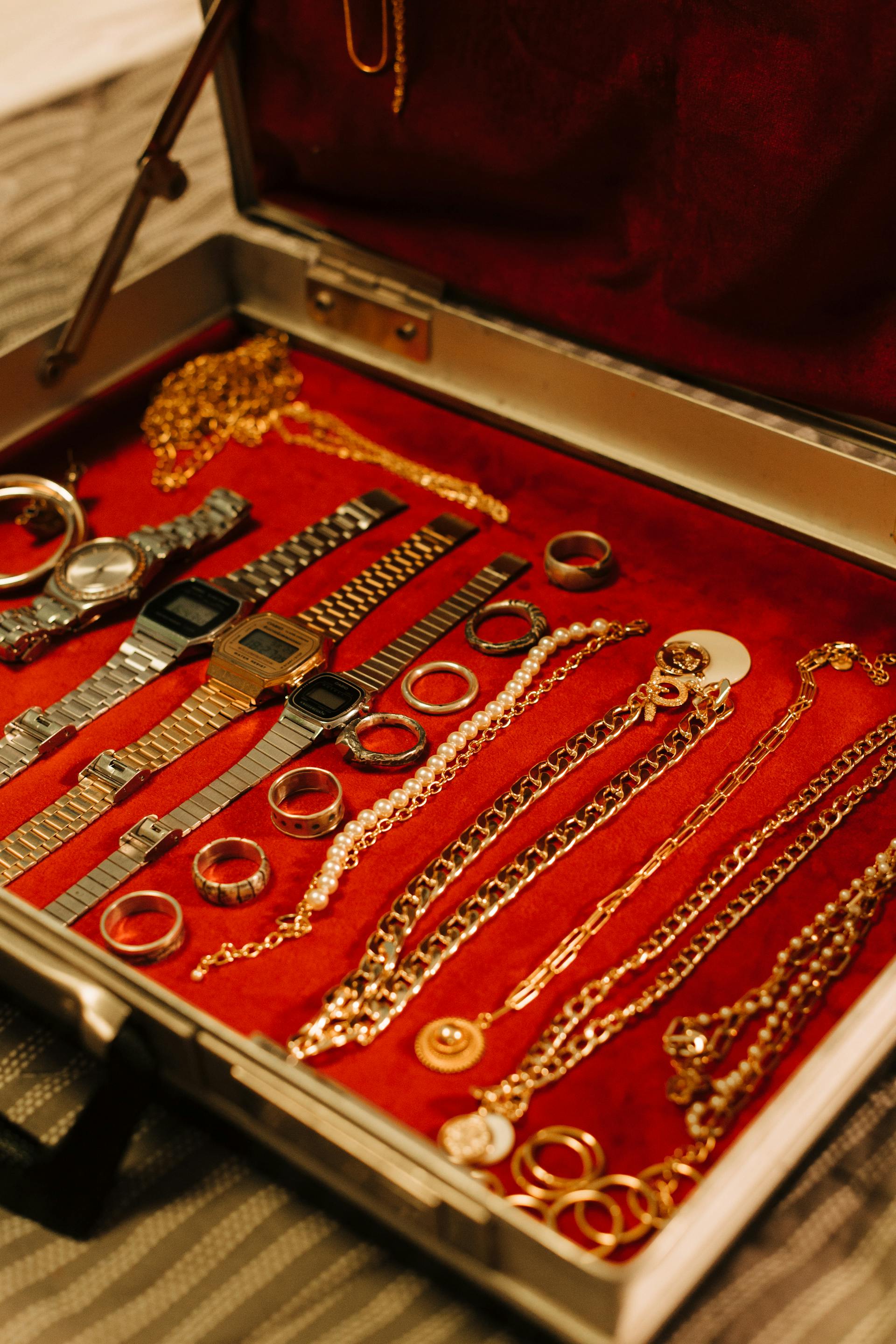 Ein Schmuckkästchen mit Uhren, Armbändern, Halsketten und Ringen | Quelle: Pexels