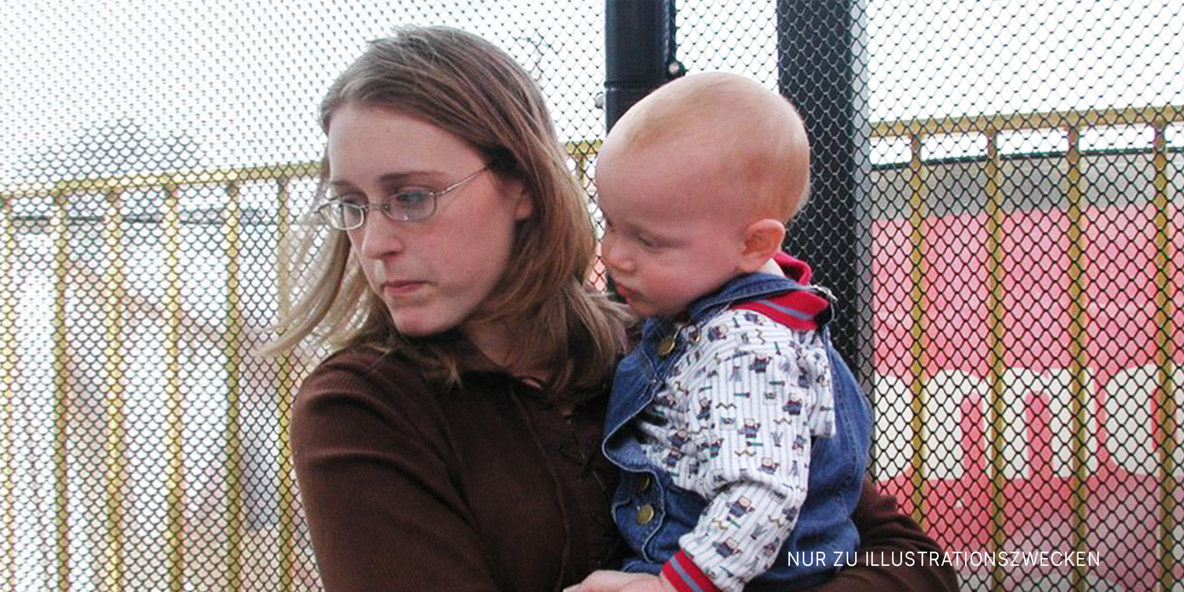 Eine Frau, die ihr Kind auf dem Arm trägt. | Quelle: Flickr/subewl (CC BY-SA 2.0)