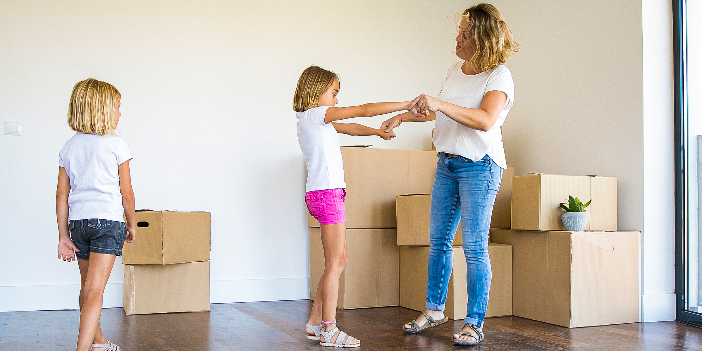 Mutter und ihre Kinder ziehen in ein neues Haus | Quelle: Shutterstock