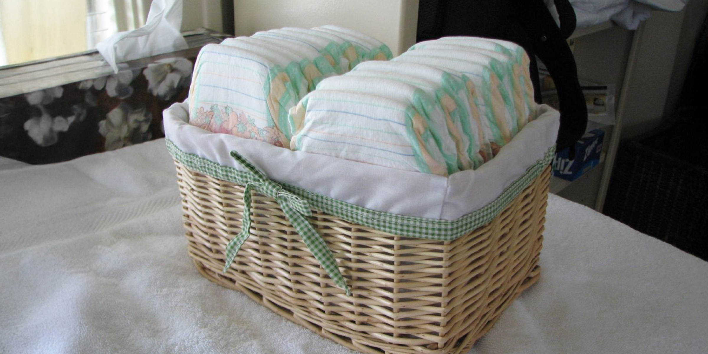 Ein Weidenkorb, ordentlich gefüllt mit Babywindeln | Quelle: Flickr/IngaMun/CC BY 2.0