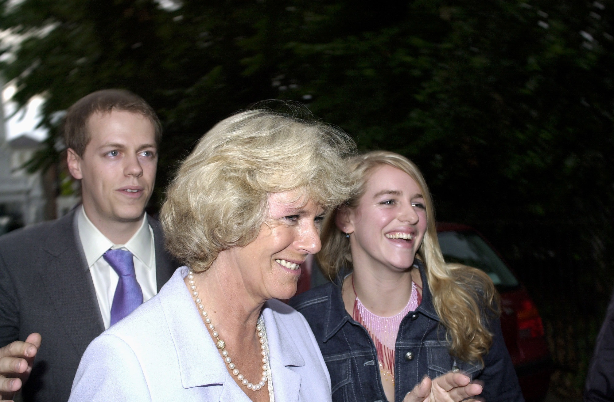 Königin Camilla und ihre Kinder, Tom Parker Bowles und Laura Lopes, in London am 5. Juli 2000. | Quelle: Getty Images