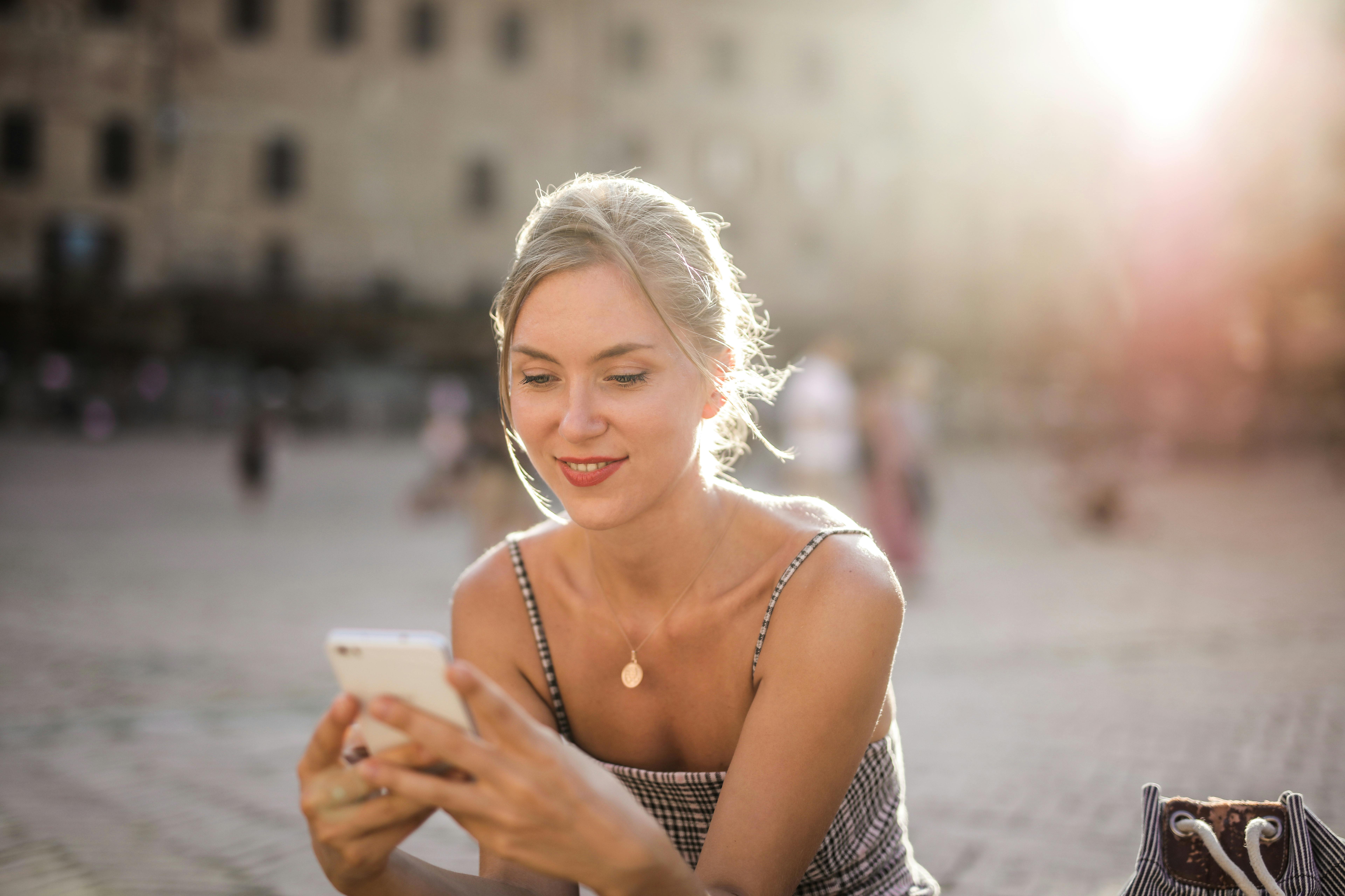Eine Frau, die eine SMS auf ihrem Handy schreibt | Quelle: Pexels