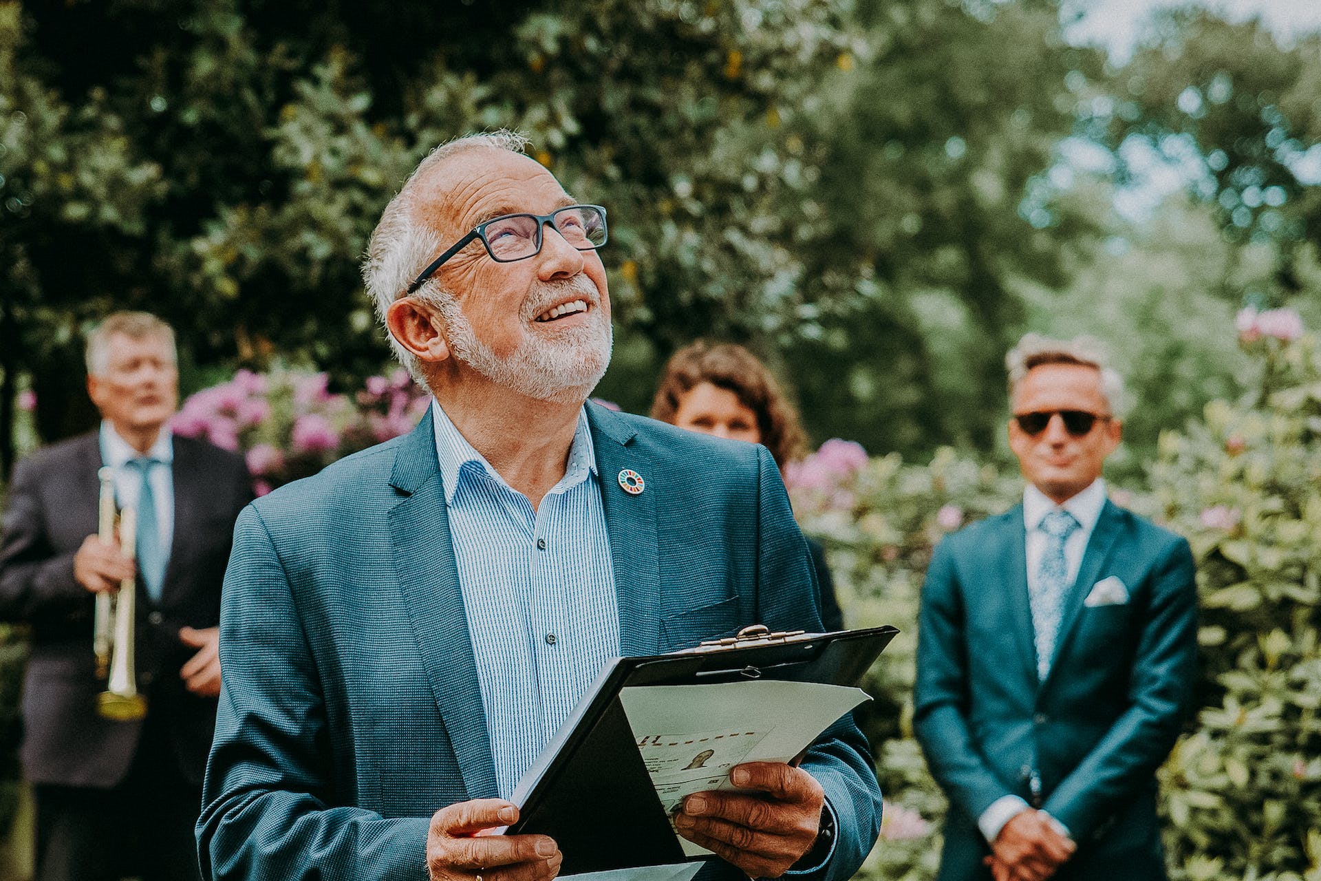 Ein Mann hält eine Rede auf einer Hochzeit | Quelle: Pexels