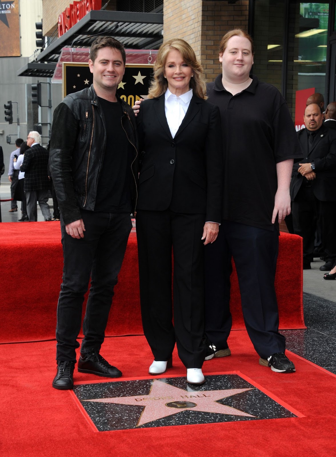 David Atticus Sohmer, Deidre Hall und Tully Chapin bei der Ehrung der Schauspielerin mit einem Stern auf dem Hollywood Walk of Fame am 19. Mai 2016 in Hollywood, Kalifornien. | Quelle: Getty Images