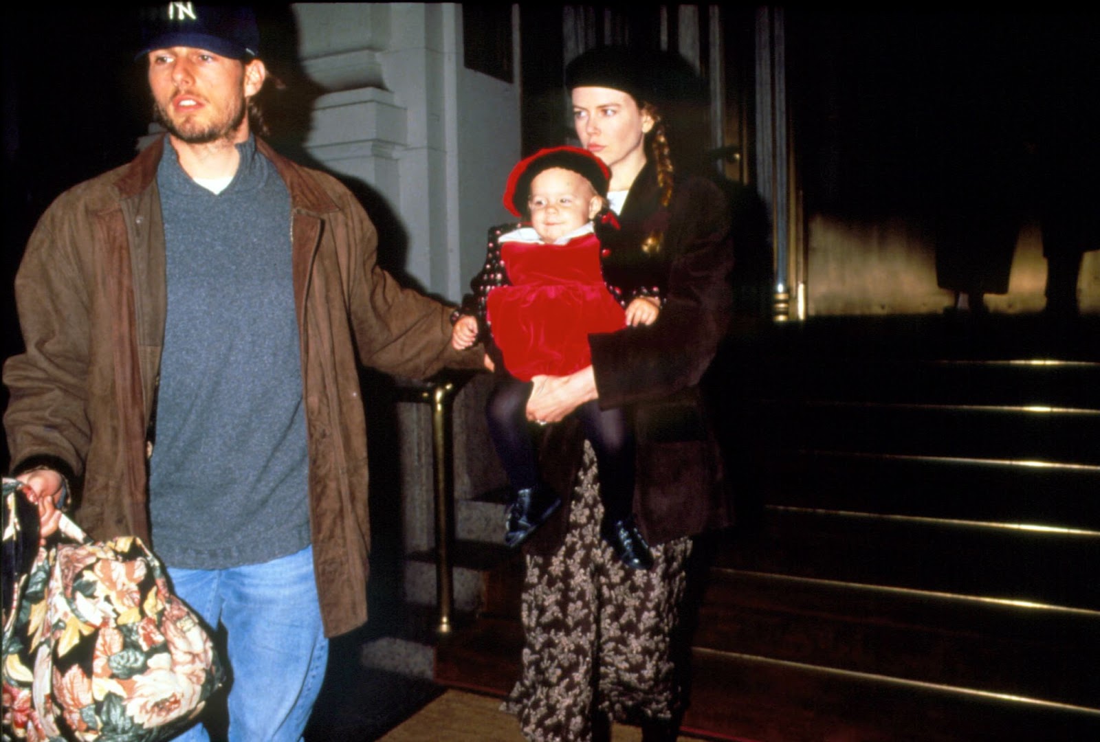 Tom Cruise und Nicole Kidman werden 1994 mit ihrer Tochter in New York fotografiert. | Quelle: Getty Images