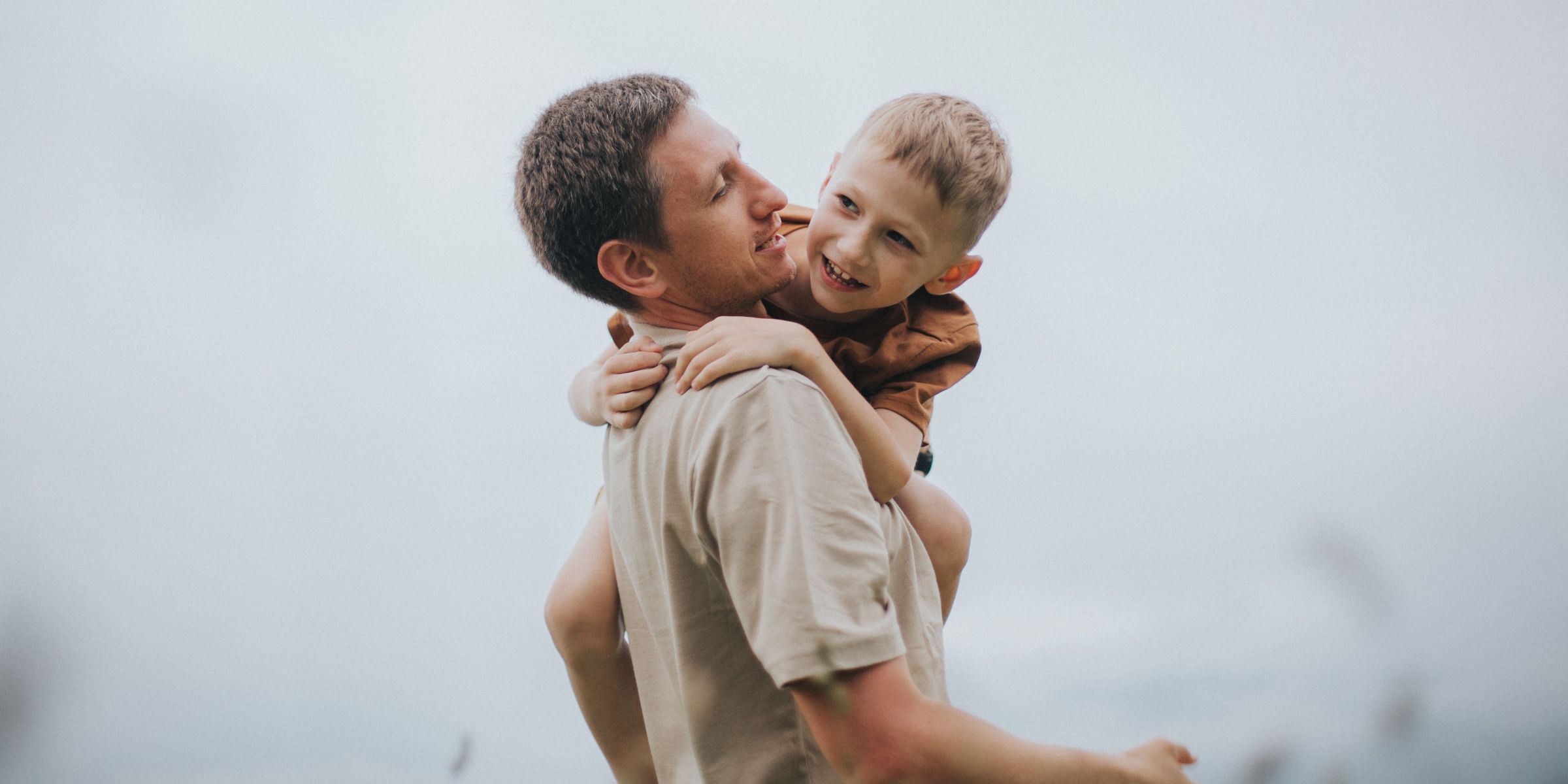 Ein Vater, der seinen Sohn im Arm hält | Quelle: Pexels