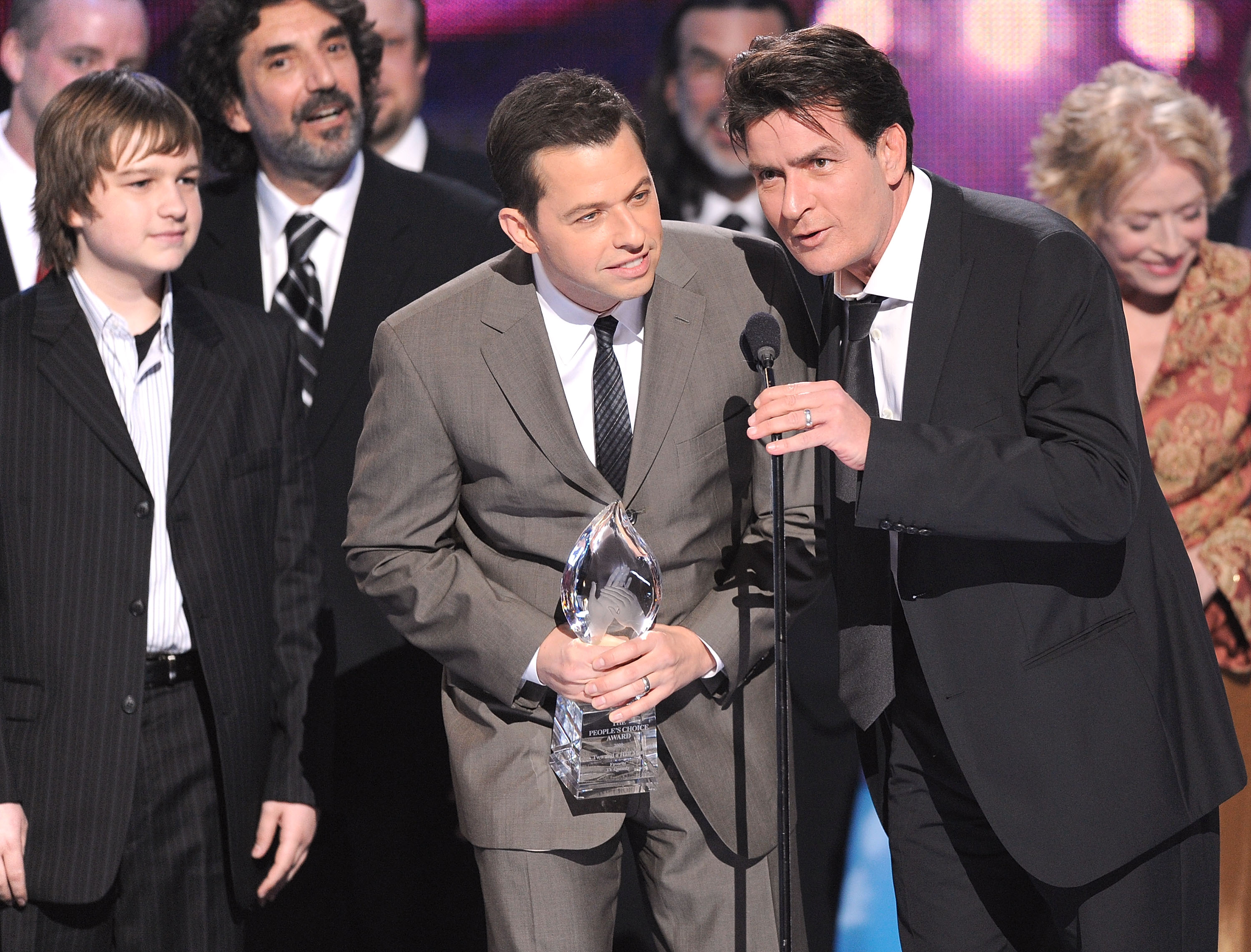 ngus T. Jones, Jon Cryer und Charlie Sheen bei der Entgegennahme des People Choice Award in Los Angeles im Jahr 2009 | Quelle: Getty Images