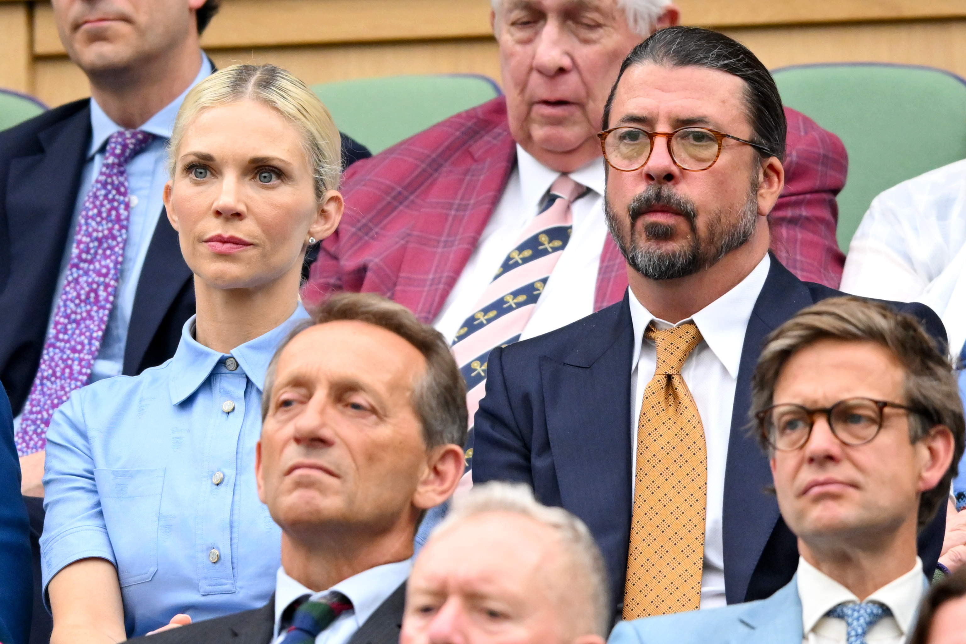 Dave Grohl und seine Frau Jordyn Grohl sind in der Royal Box während des zweiten Tages der Wimbledon 2024 All England Lawn Tennis and Croquet Club Championships am 02. Juli 2024 in London, England, zu sehen. | Quelle: Getty Images