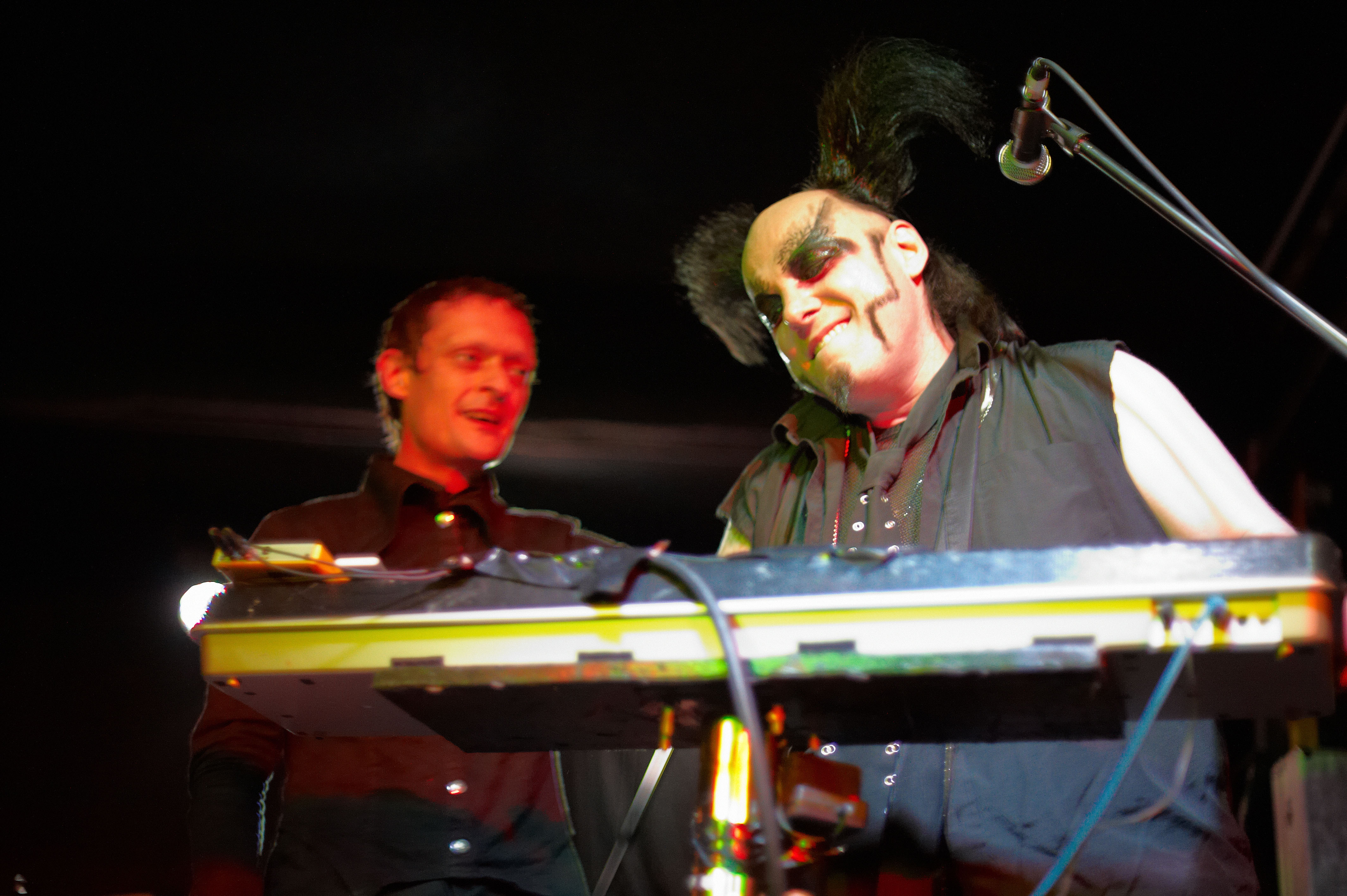 Stefan Ackermann und Bruno Kramm von „Das Ich“ treten am 9. Mai 2009 in Sheffield, England, auf | Quelle: Getty Images