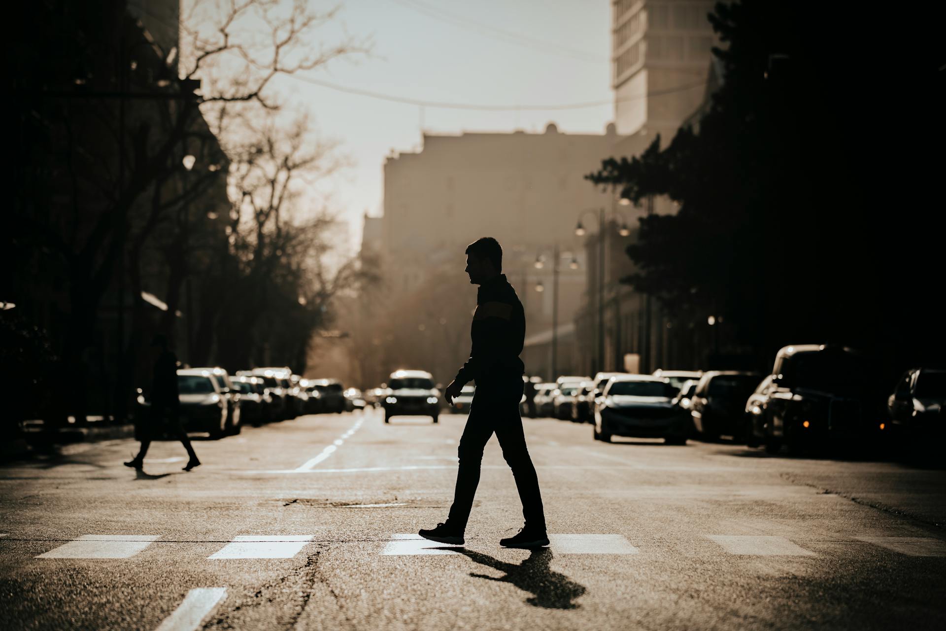 Die Silhouette eines Mannes auf einer Straße | Quelle: Pexels