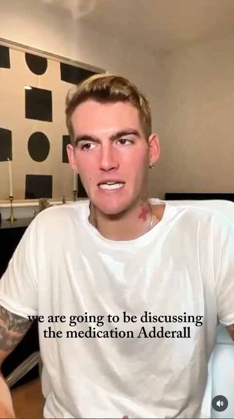 Presley Gerber spricht in einem Video der Reihe „Mental Health Mondays“ über Medikamente und berichtet offen von seinen persönlichen Erfahrungen mit der Behandlung, während er weiterhin öffentlich über seine psychischen Probleme sprach. | Quelle: Instagram/presleygerber