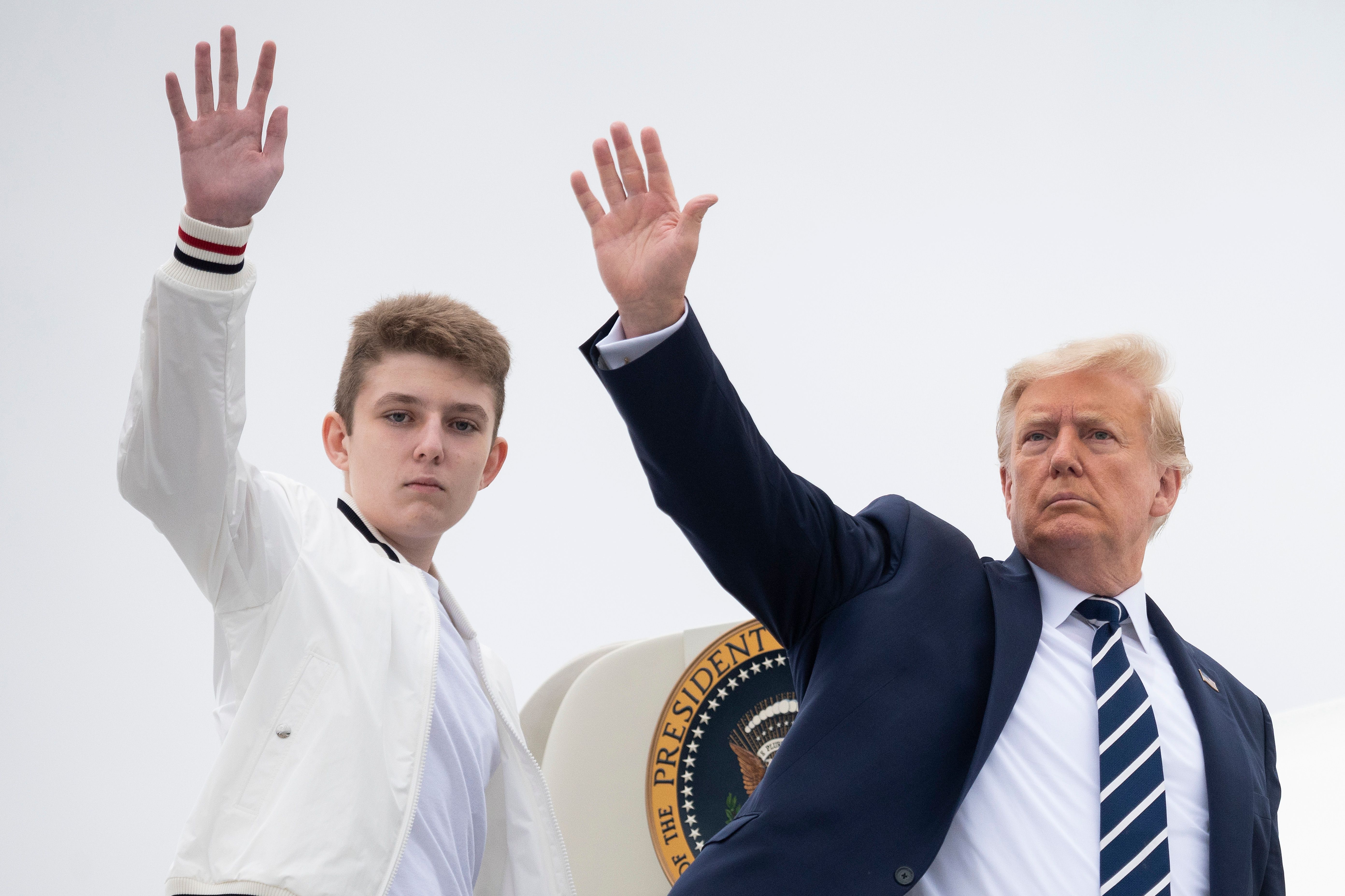 US-Präsident Donald Trump und Barron winken, als sie am 16. August 2020 am Morristown Municipal Airport in Morristown, New Jersey, an Bord der Air Force One gehen. | Quelle: Getty Images