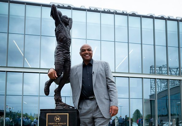 Charles Barkley posiert mit seiner Skulptur am 13. September 2019 in der Trainingsanlage der Philadelphia 76ers für ein Foto | Quelle: Getty Images