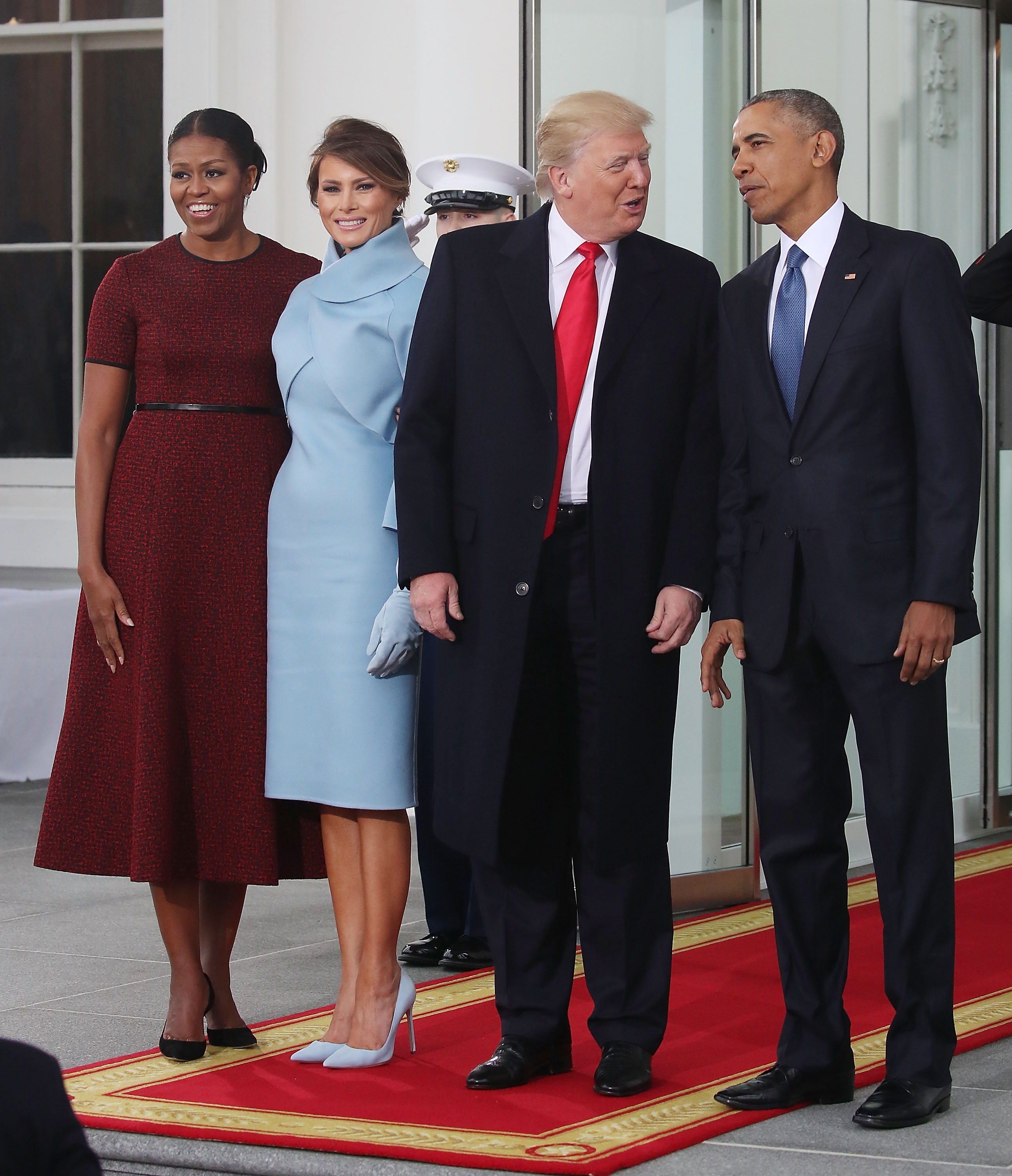 Die künftige First Lady Melania Trump trifft am Tag der Amtseinführung, dem 20. Januar 2017, im Weißen Haus ein und wird dort gemeinsam mit dem designierten Präsidenten Donald Trump von Präsident Barack Obama und First Lady Michelle Obama begrüßt – noch vor der Vereidigungszeremonie im US-Kapitol. Sie trägt ein maßgeschneidertes, puderblaues Kaschmirkleid von Ralph Lauren mit einem skulpturalen Bolero mit Stehkragen und passenden Wildlederhandschuhen. Den monochromen Look rundet sie mit passenden hellblauen Wildleder-Pumps mit spitzer Zehenpartie ab, die ihre Silhouette durch die hoch aufragenden Stiletto-Absätze optisch verlängern.