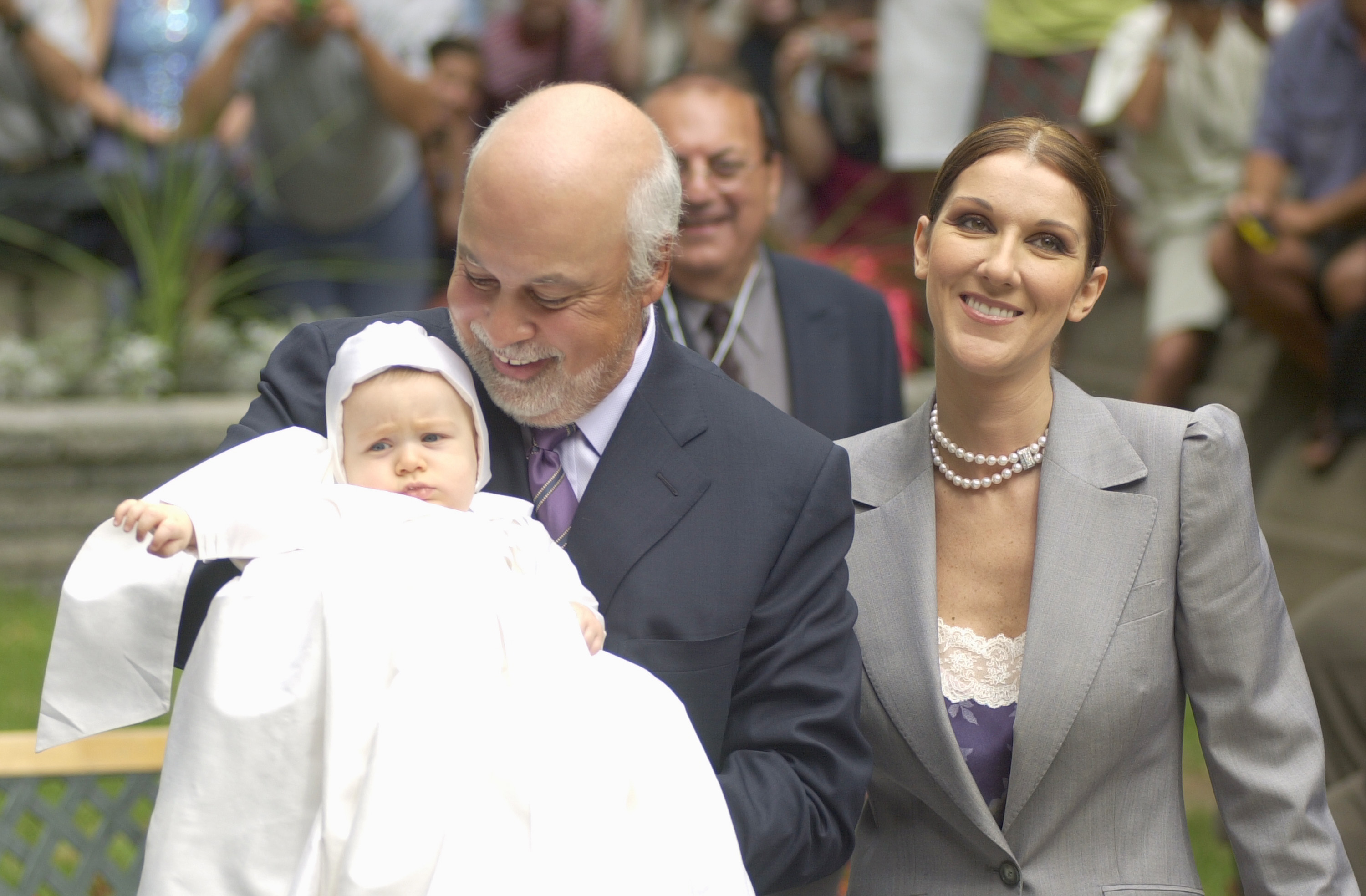 René Angélil und Céline Dion mit ihrem Sohn René-Charles in der Kapelle der Notre-Dame-Basilika in der Altstadt von Montreal, Quebec, Kanada, am 25. Juli 2001. | Quelle: Getty Images