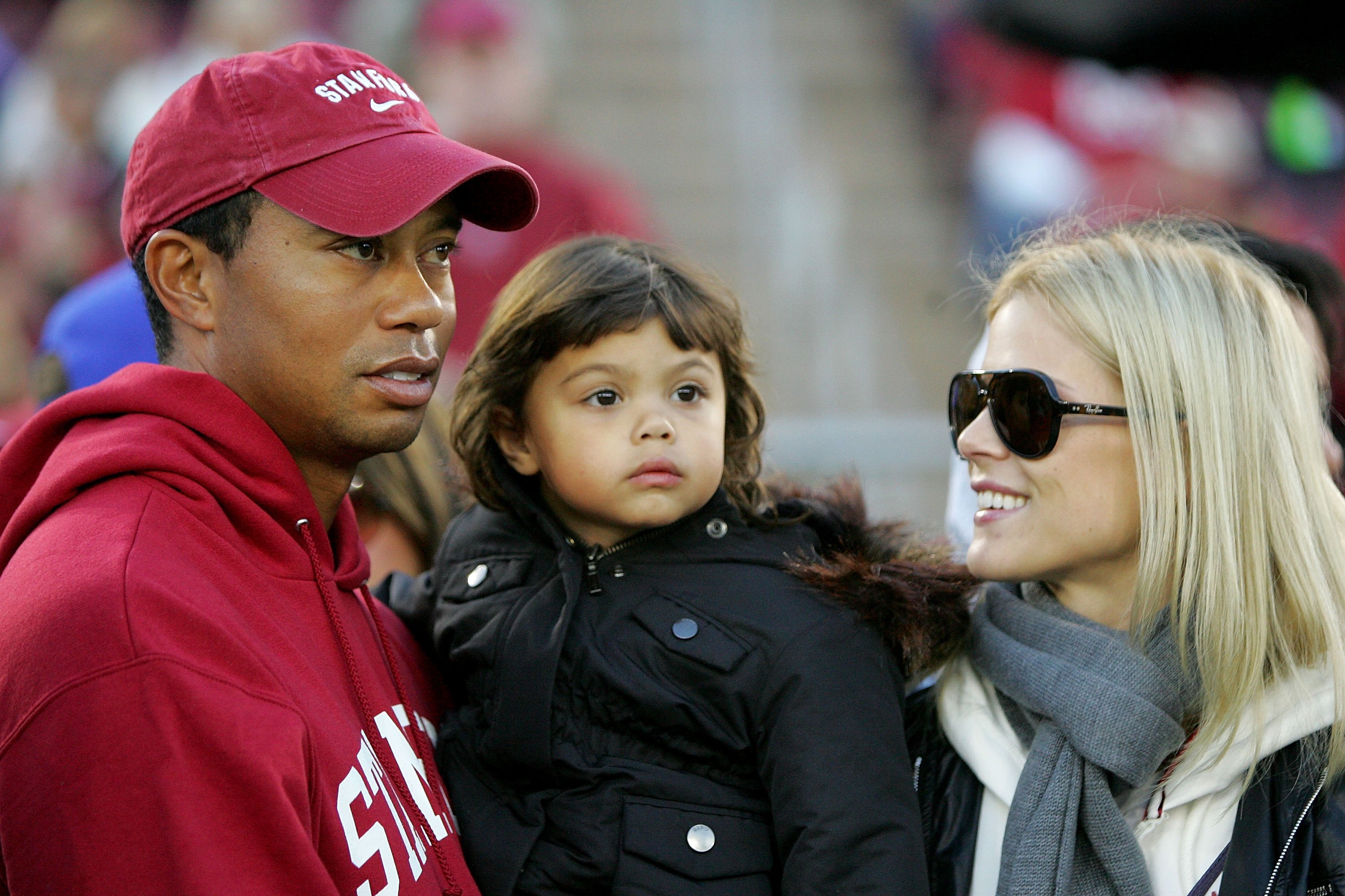 Tiger Woods hält Sam und spricht mit Elin Nordegren an der Seitenlinie vor dem Spiel der Cardinals gegen die California Bears im Stanford Stadium in Palo Alto, Kalifornien, am 21. November 2009 | Quelle: Getty Images