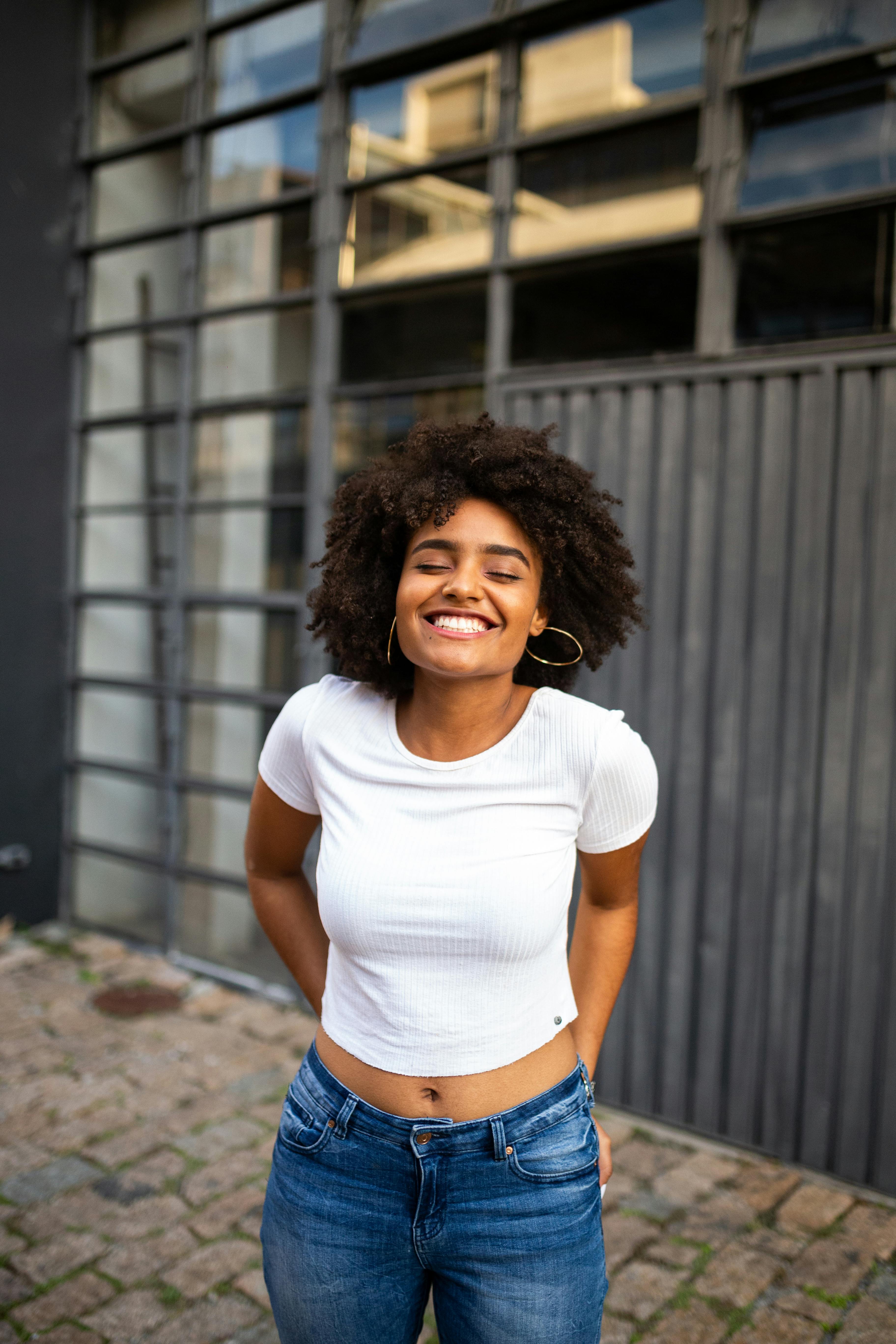Eine glücklich lächelnde Frau | Quelle: Pexels