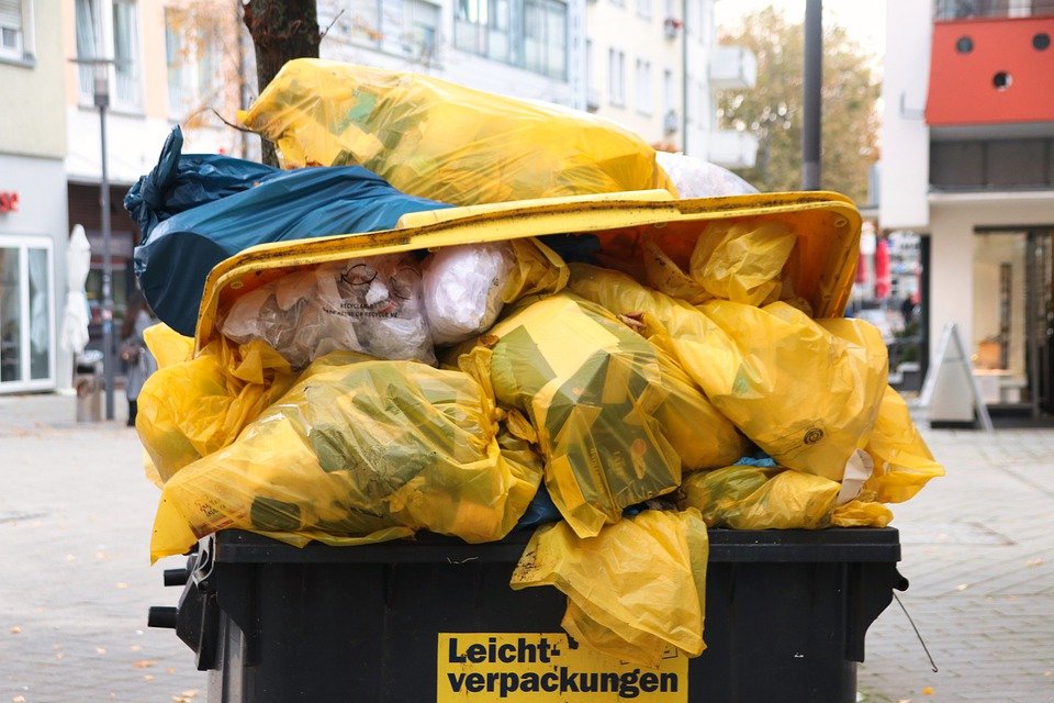 Die Mädchen begannen, in Müllcontainern nach Kleidung zu suchen | Quelle: Pixabay