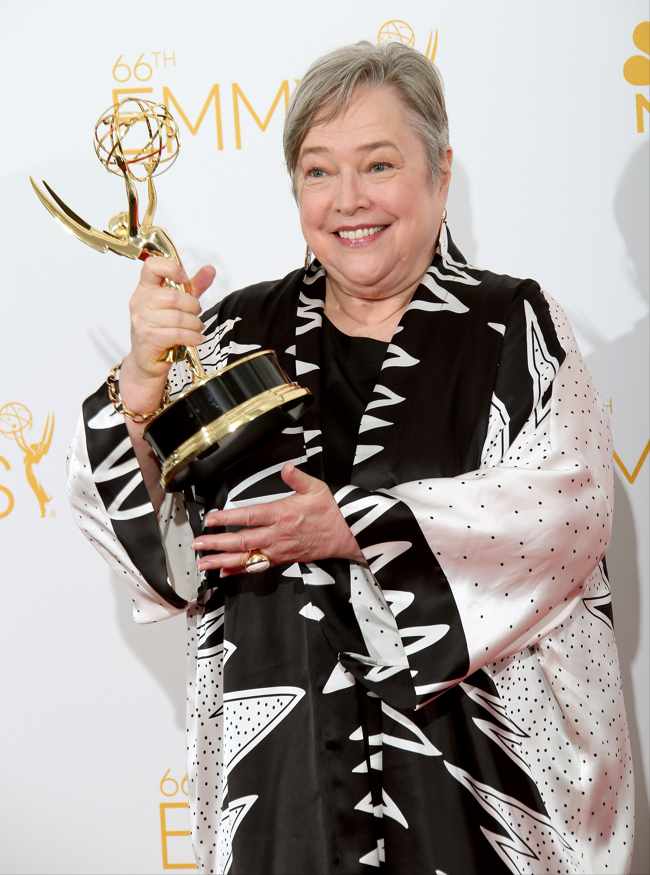 Kathy Bates posiert im Fotoraum mit ihrer Auszeichnung als herausragende Nebendarstellerin in einer Miniserie oder einem Film für „American Horror Story“ im Nokia Theatre in Los Angeles, Kalifornien, am 25. August 2014 | Quelle: Getty Images