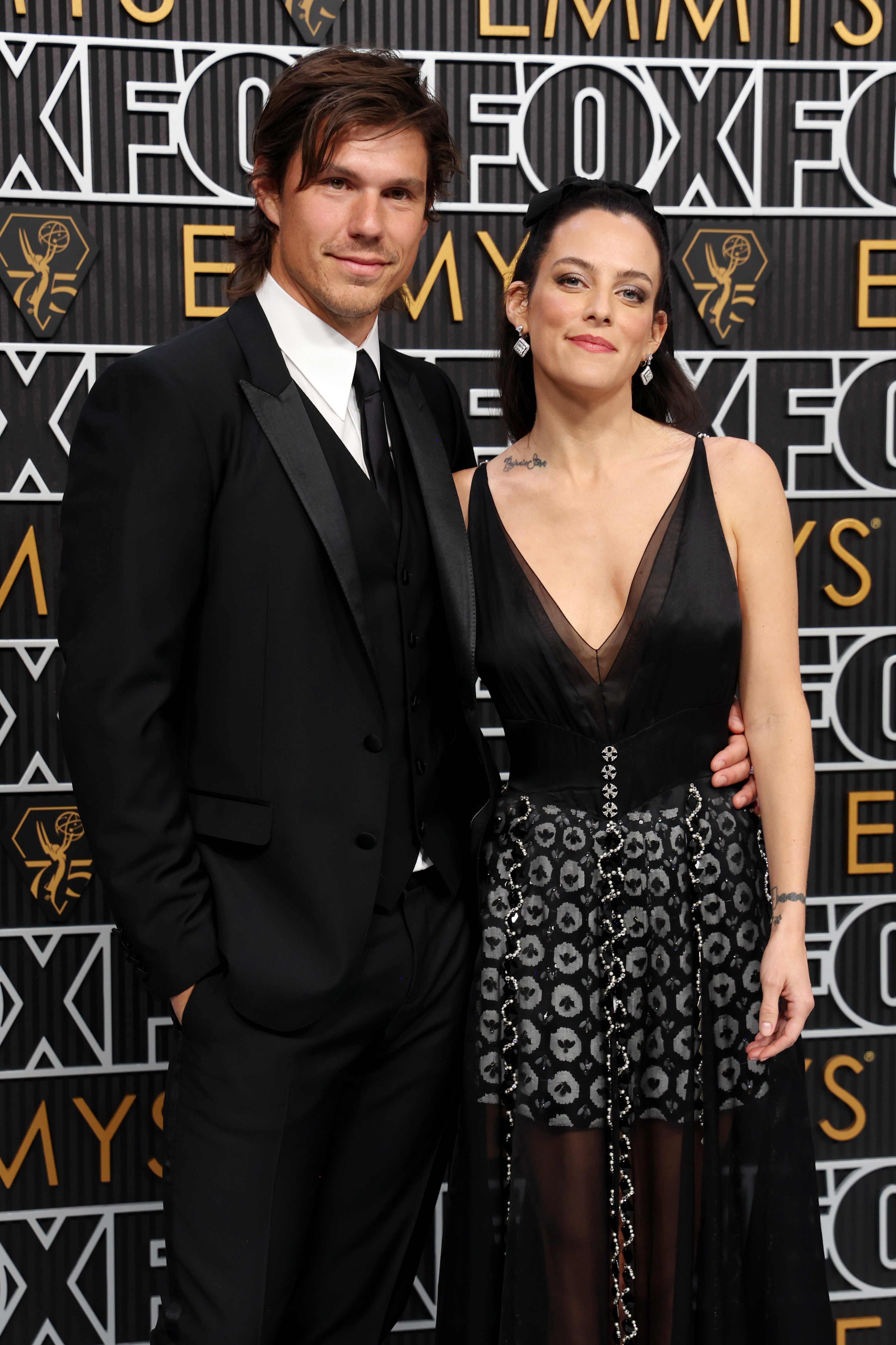 Ben Smith-Petersen und Riley Keough bei den 75. Primetime Emmy Awards in Los Angeles, Kalifornien am 15. Januar 2024 | Quelle: Getty Images