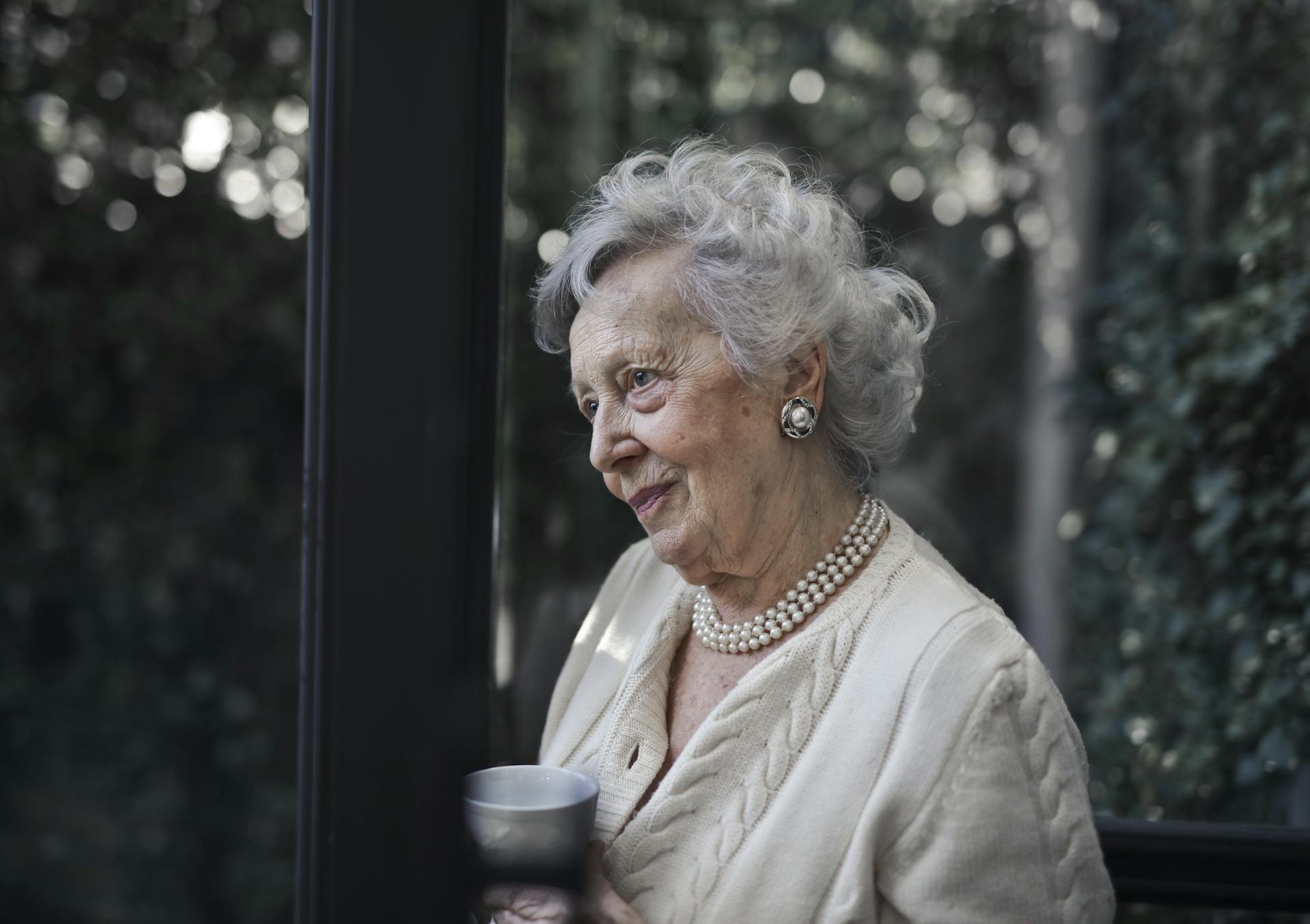 Eine lächelnde alte Frau | Quelle: Pexels