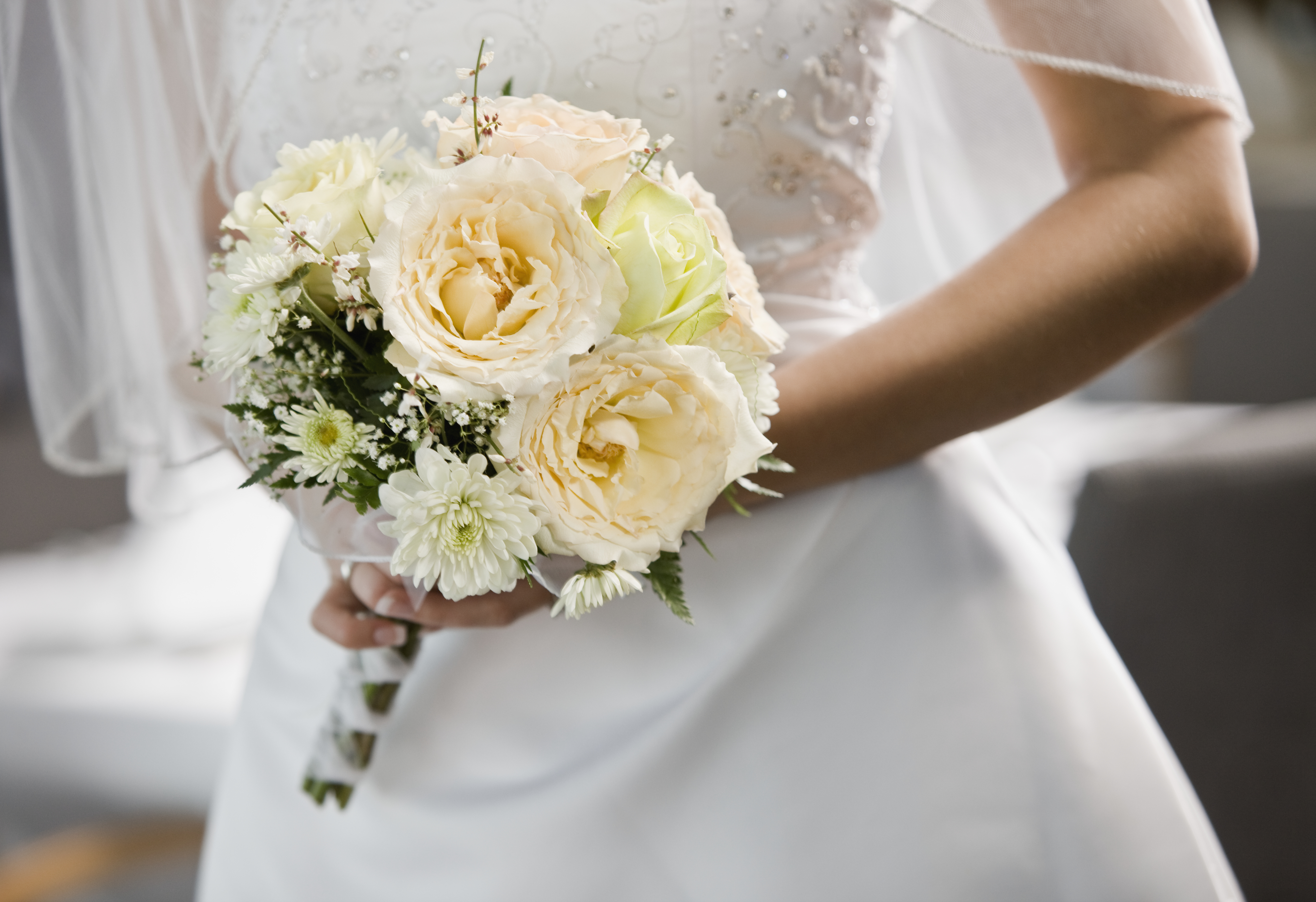 Eine Braut mit Blumen in der Hand | Quelle: Getty Images