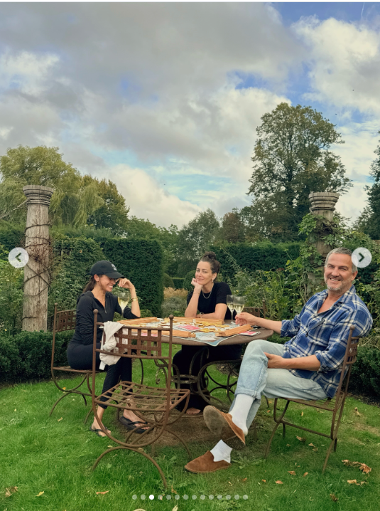 Meghan Markle genießt ein entspanntes Treffen im Garten mit Kelly McKee Zajfen und Marcus Anderson während des Großbritannien-Besuchs ihrer langjährigen Freundin. | Quelle: Instagram/_heartmom_