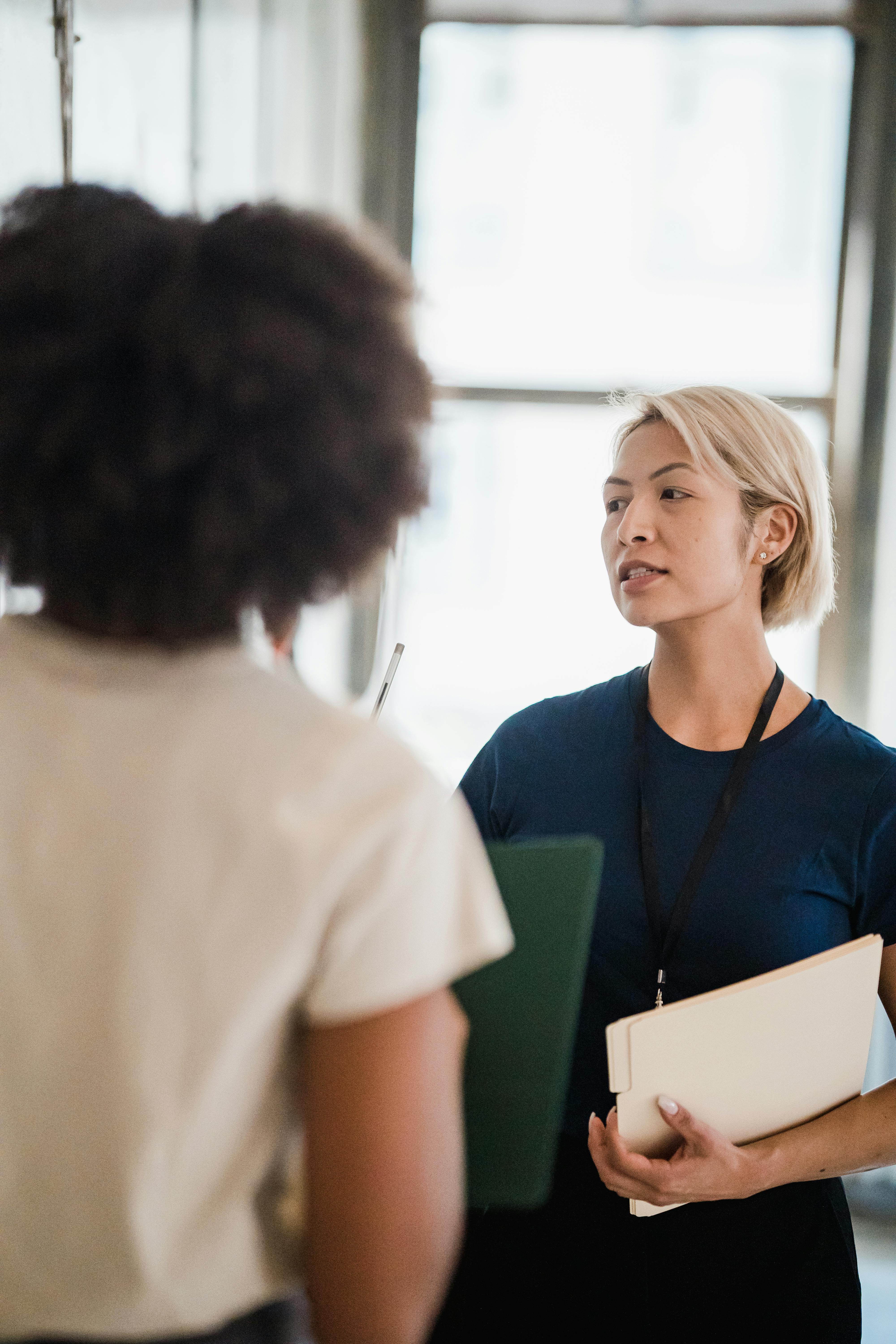 Frauen in einem Meeting | Quelle: Pexels