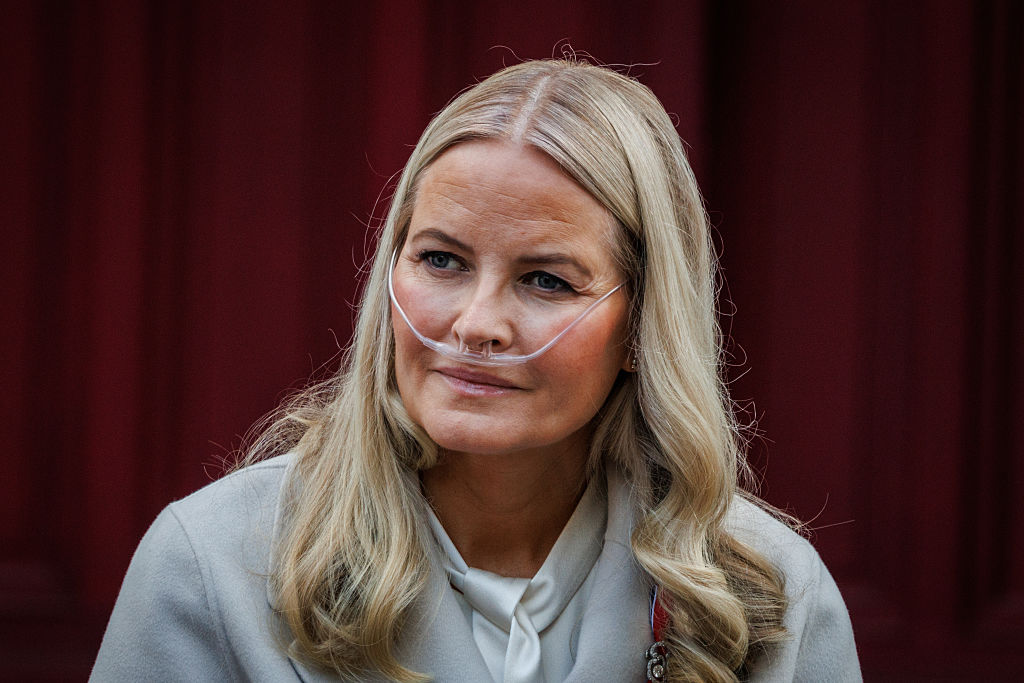 Die norwegische Kronprinzessin Mette Marit nimmt am 17. Mai 2026 in Oslo, Norwegen, am norwegischen Verfassungstag mit einem Kinderumzug in ihrer Residenz Skaugum teil. | Quelle: Getty Images