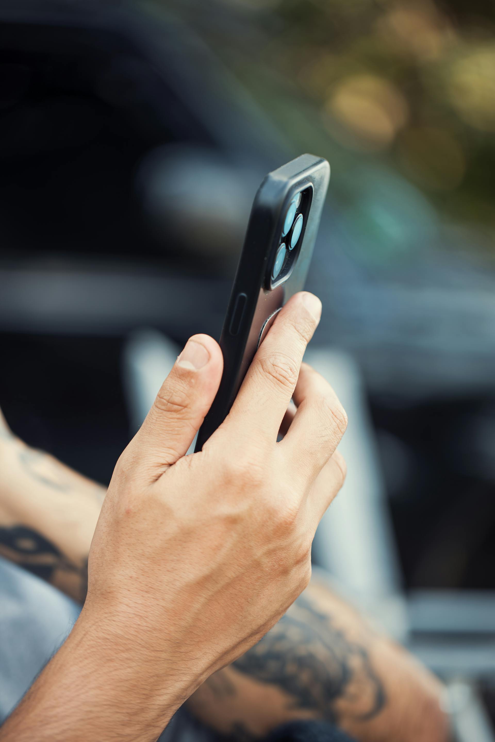 Ein Mann benutzt sein Telefon | Quelle: Pexels